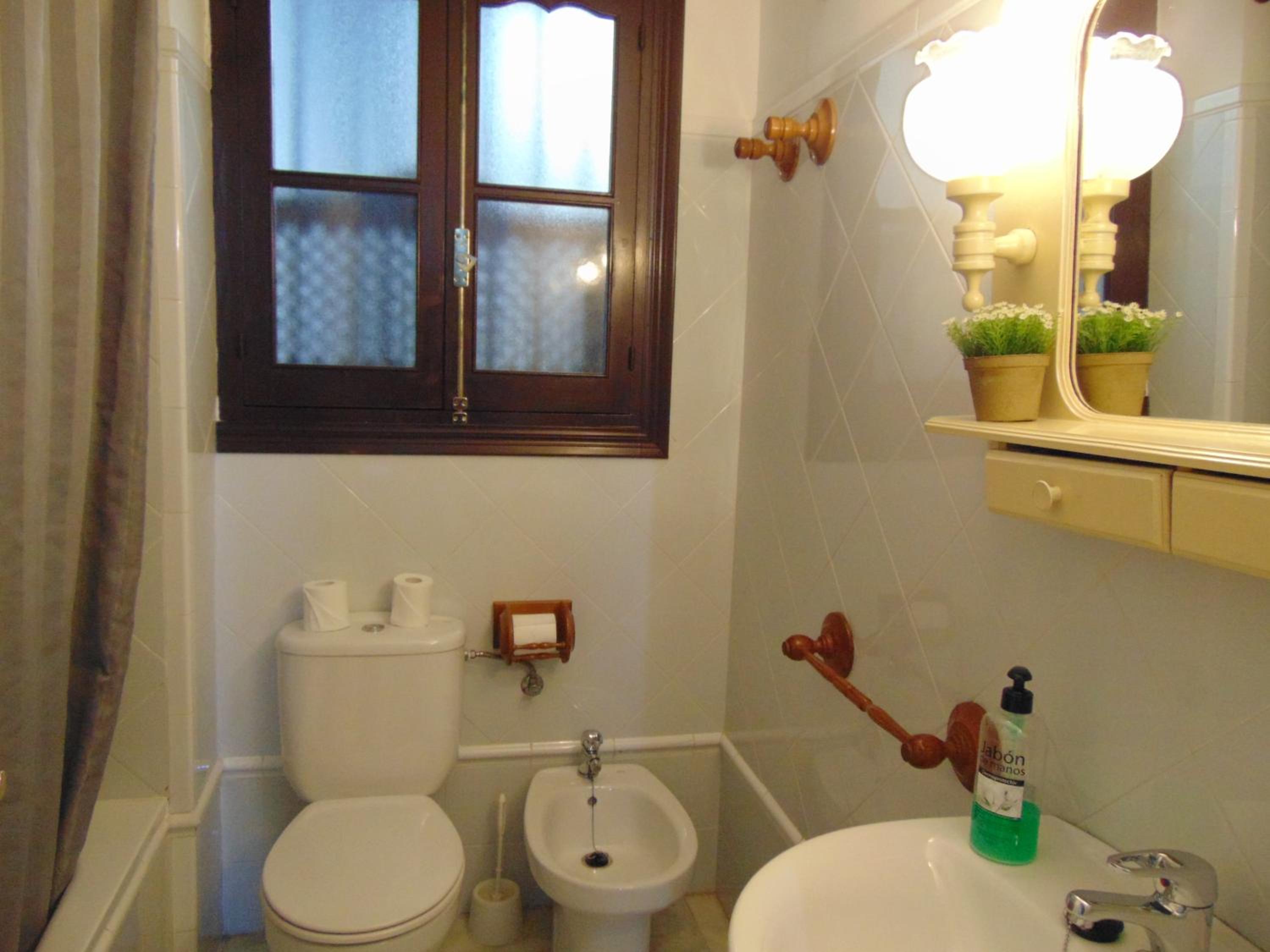 Three-Bedroom Apartment with Balcony - Photo 3