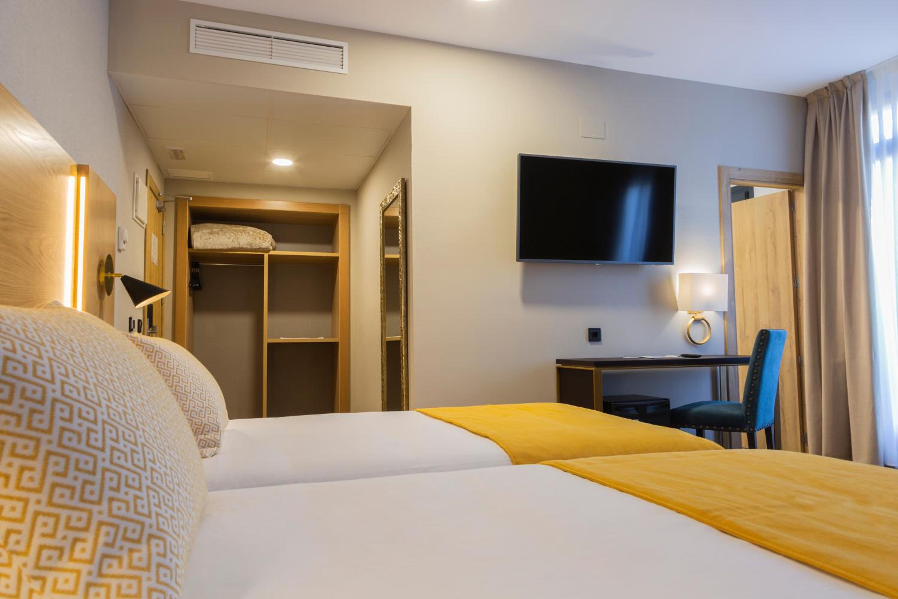 Double or Twin Room - Photo 2