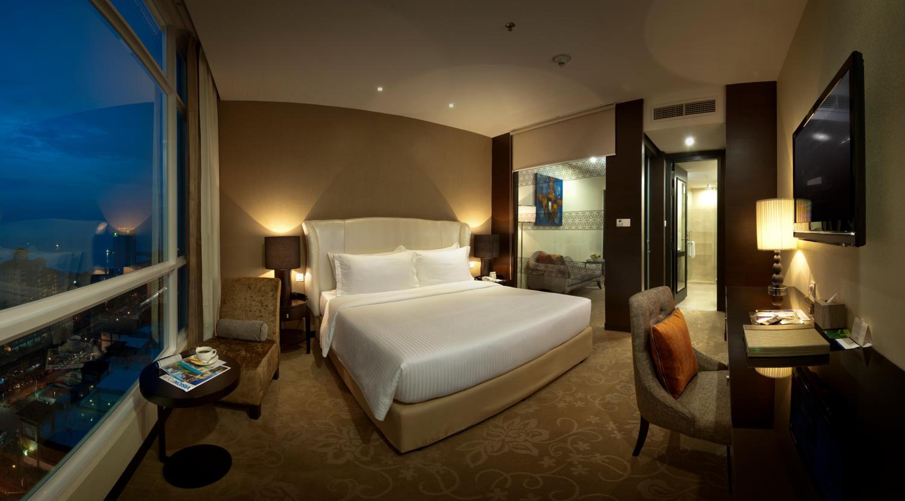 Premier Deluxe Suite photo 3