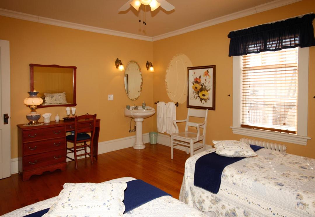 Twin Room with Shared Bathroom photo 1