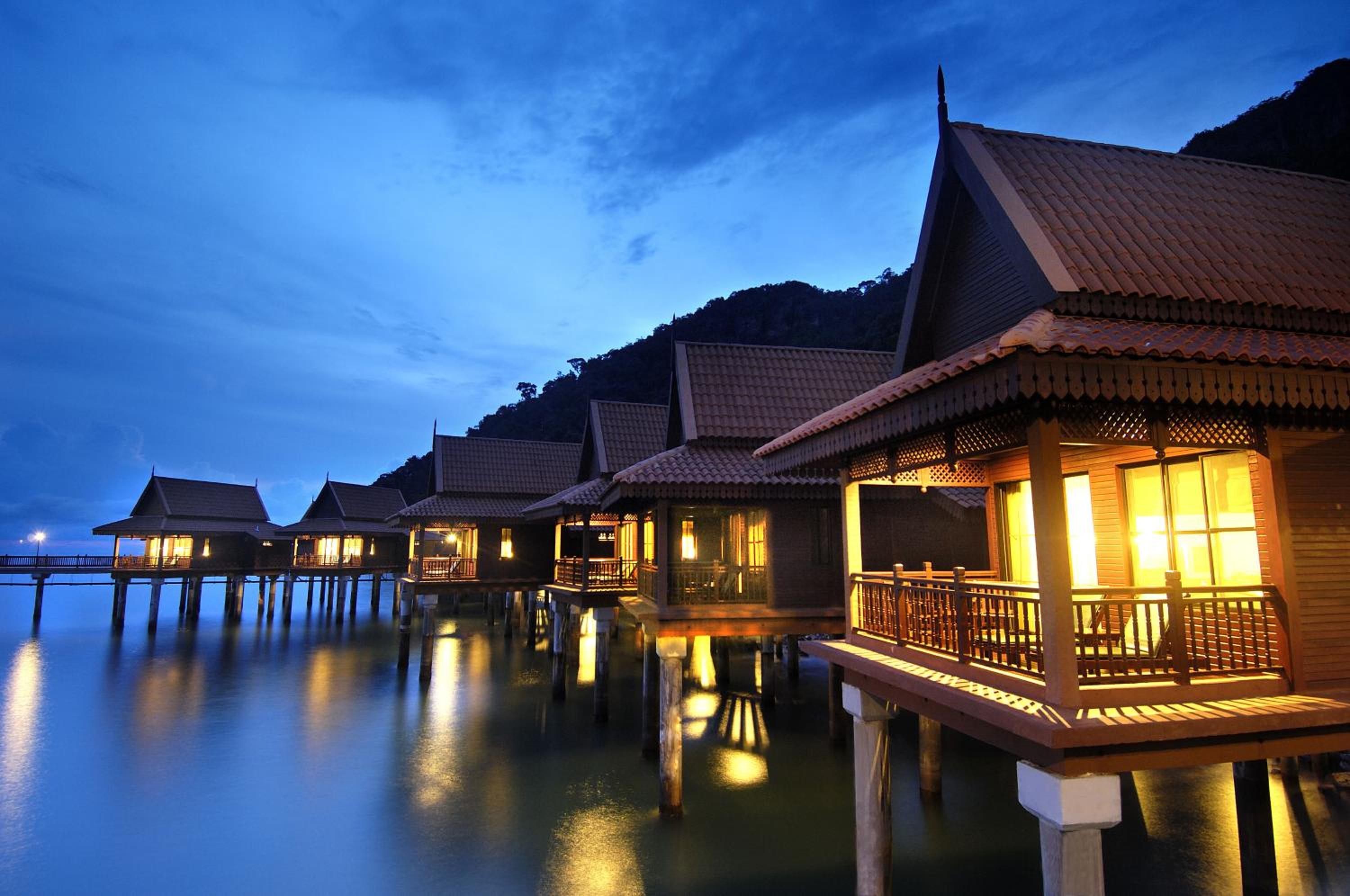 Premier Chalet On Water - Photo 17