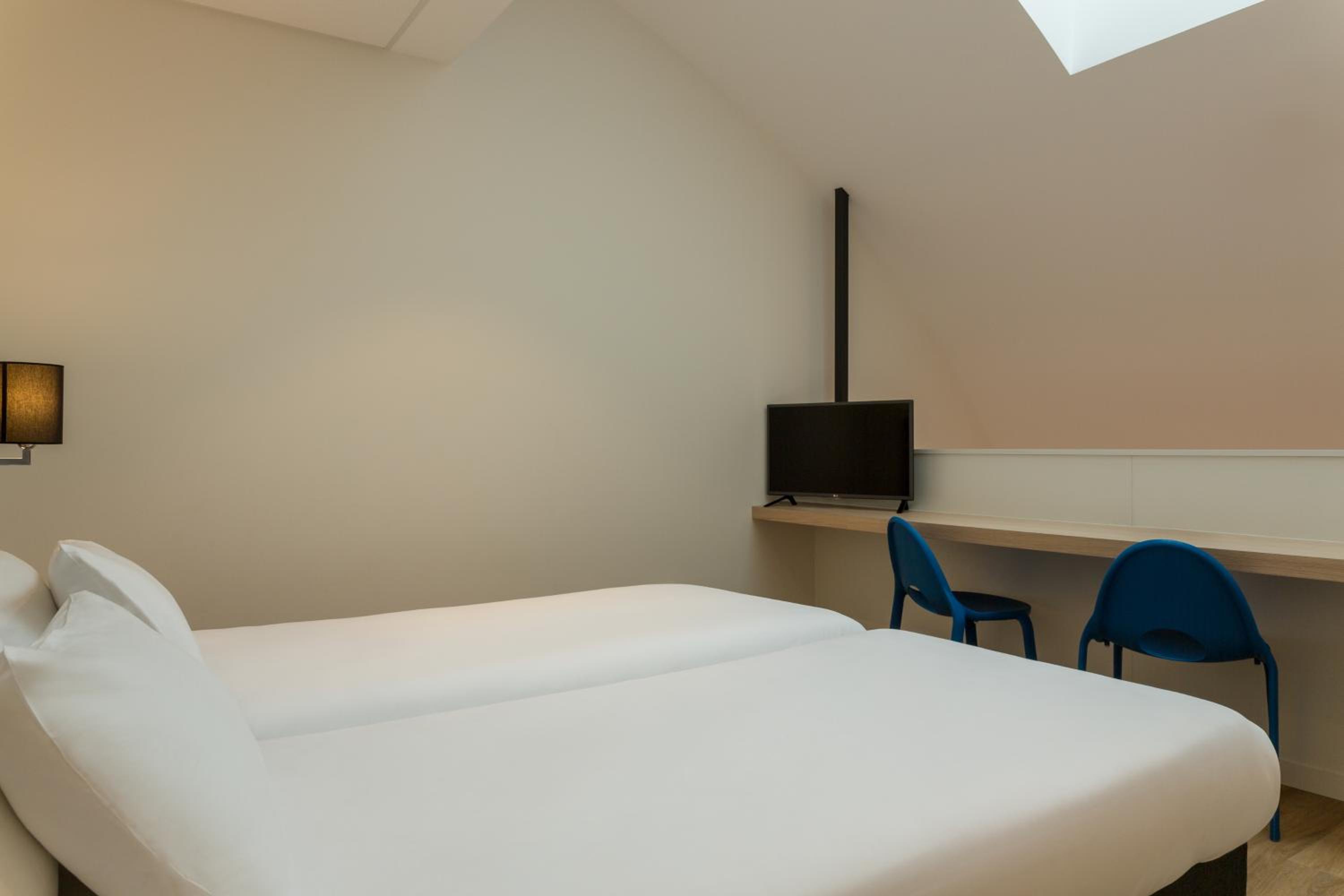 Family Room with One Queen Bed and Two Single Beds - Non-Smoking  - Photo 4