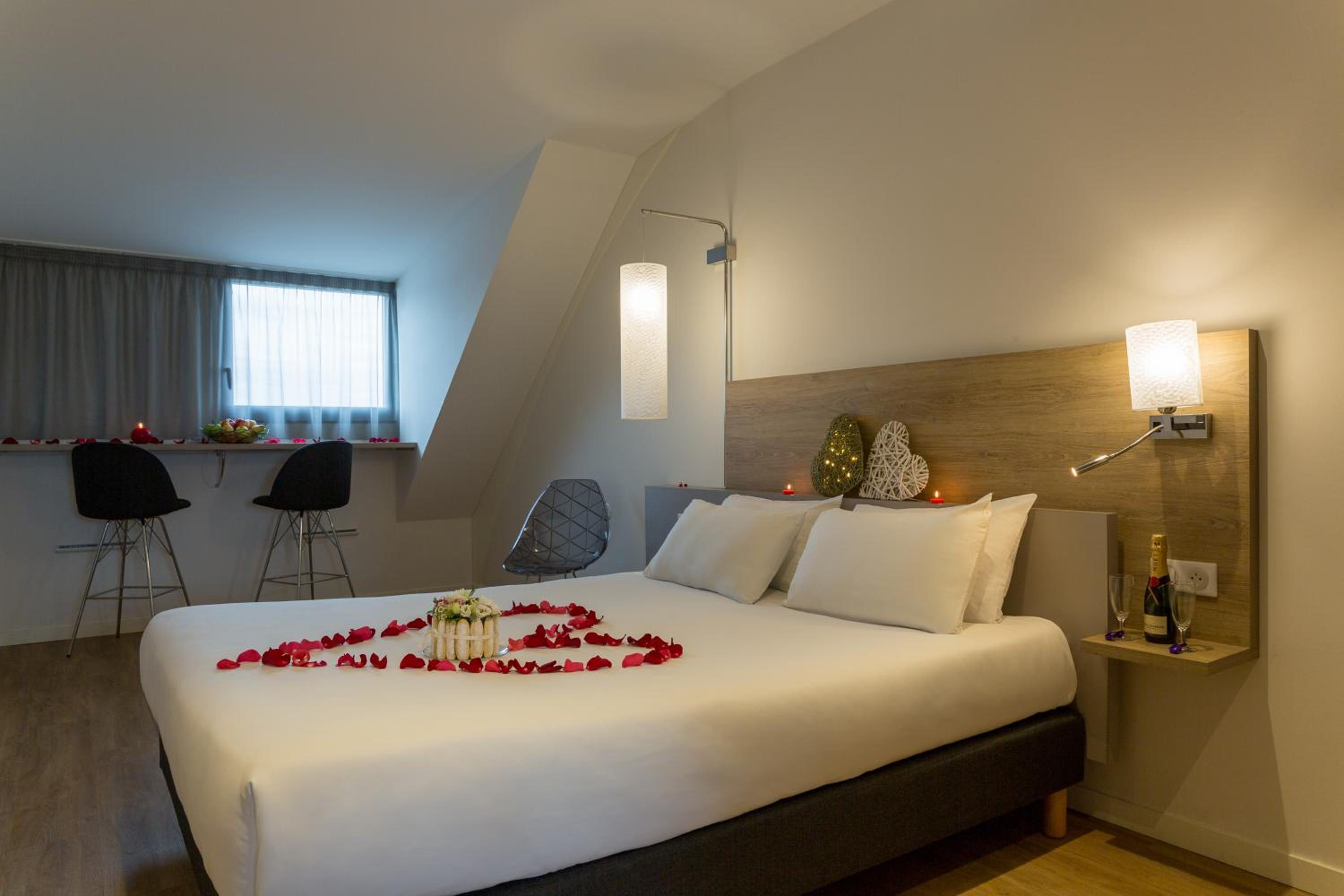 Superior Queen Room with Sofa Bed - Non-Smoking - Photo 1