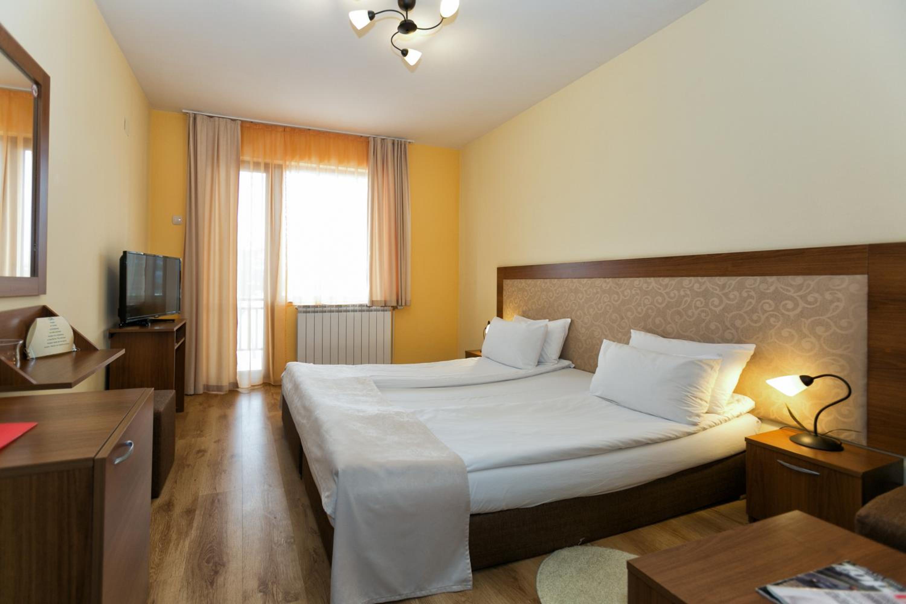 Double Room with Lake View - Photo 8