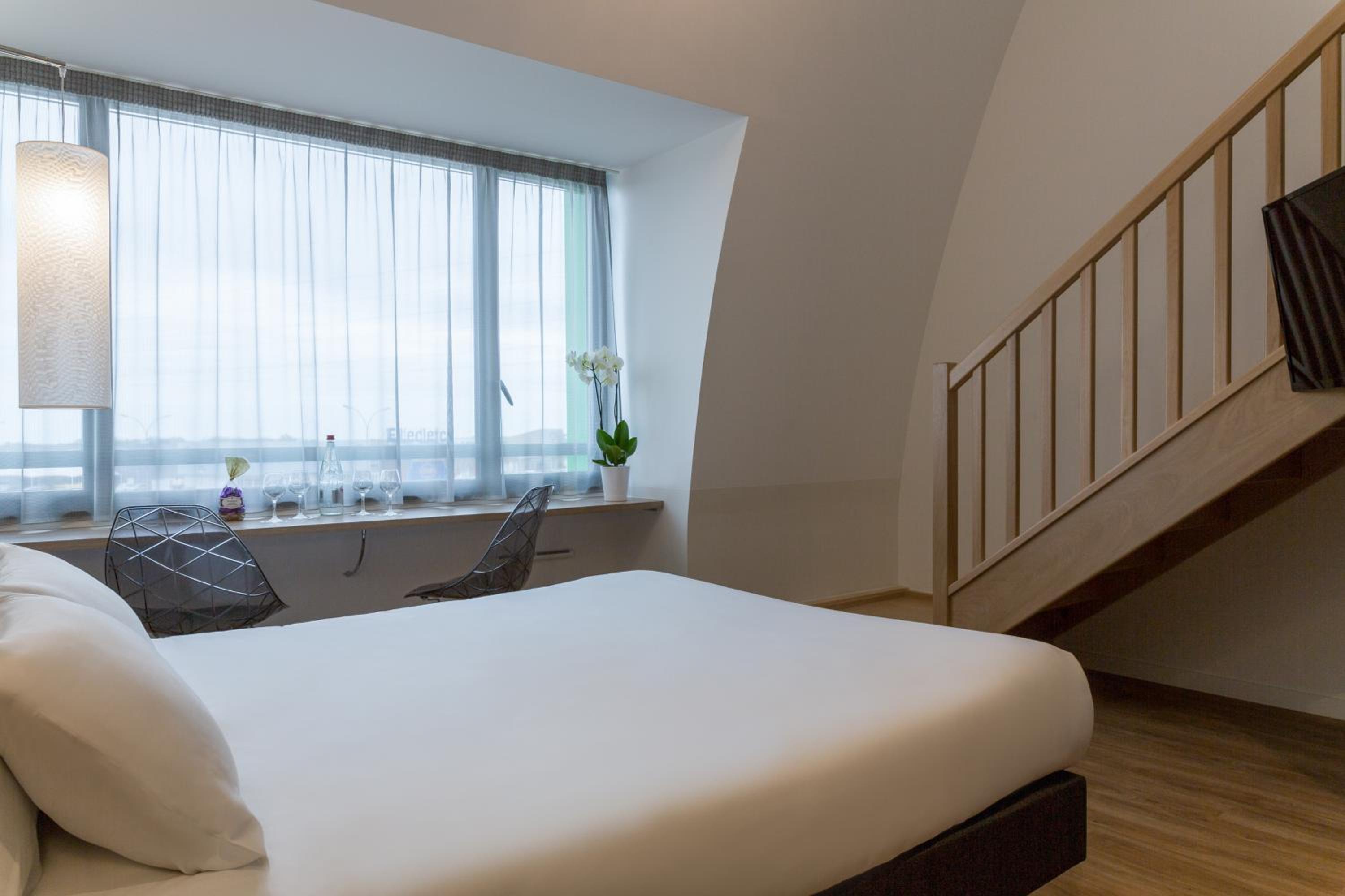 Family Room with One Queen Bed and Two Single Beds - Non-Smoking  - Photo 2