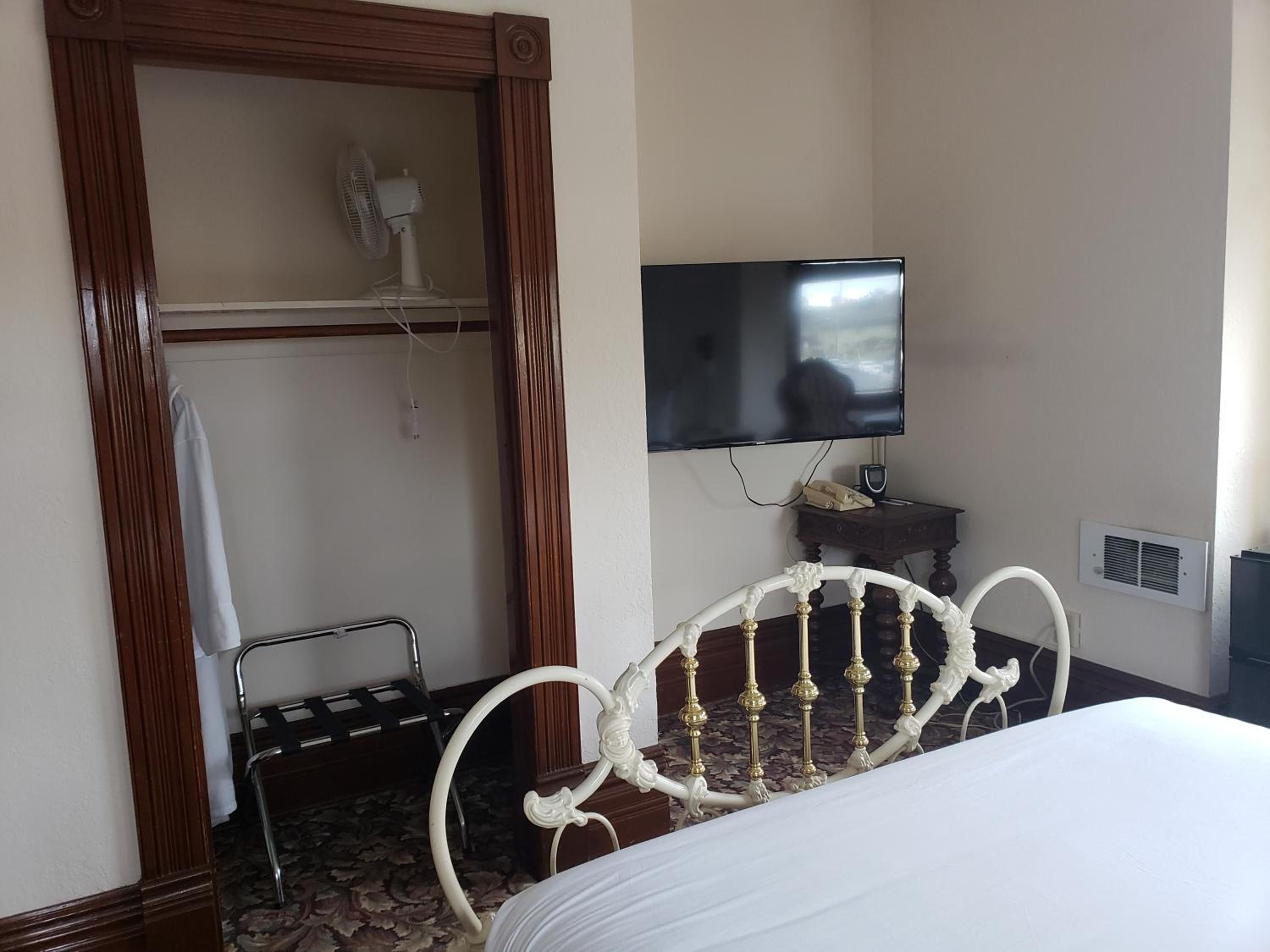Queen Room with Private External Bathroom with Hot Tub photo 2