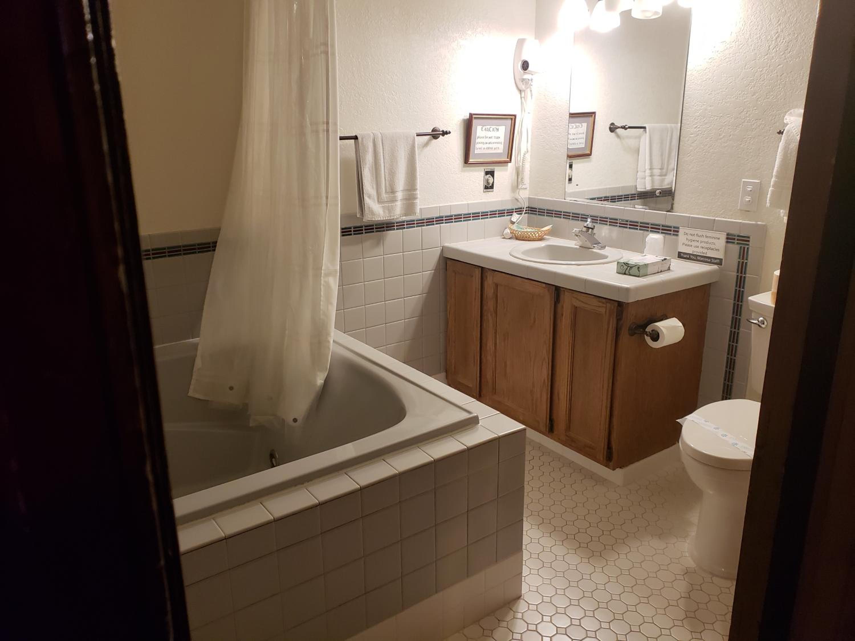 Queen Room with Private External Bathroom with Hot Tub photo 3