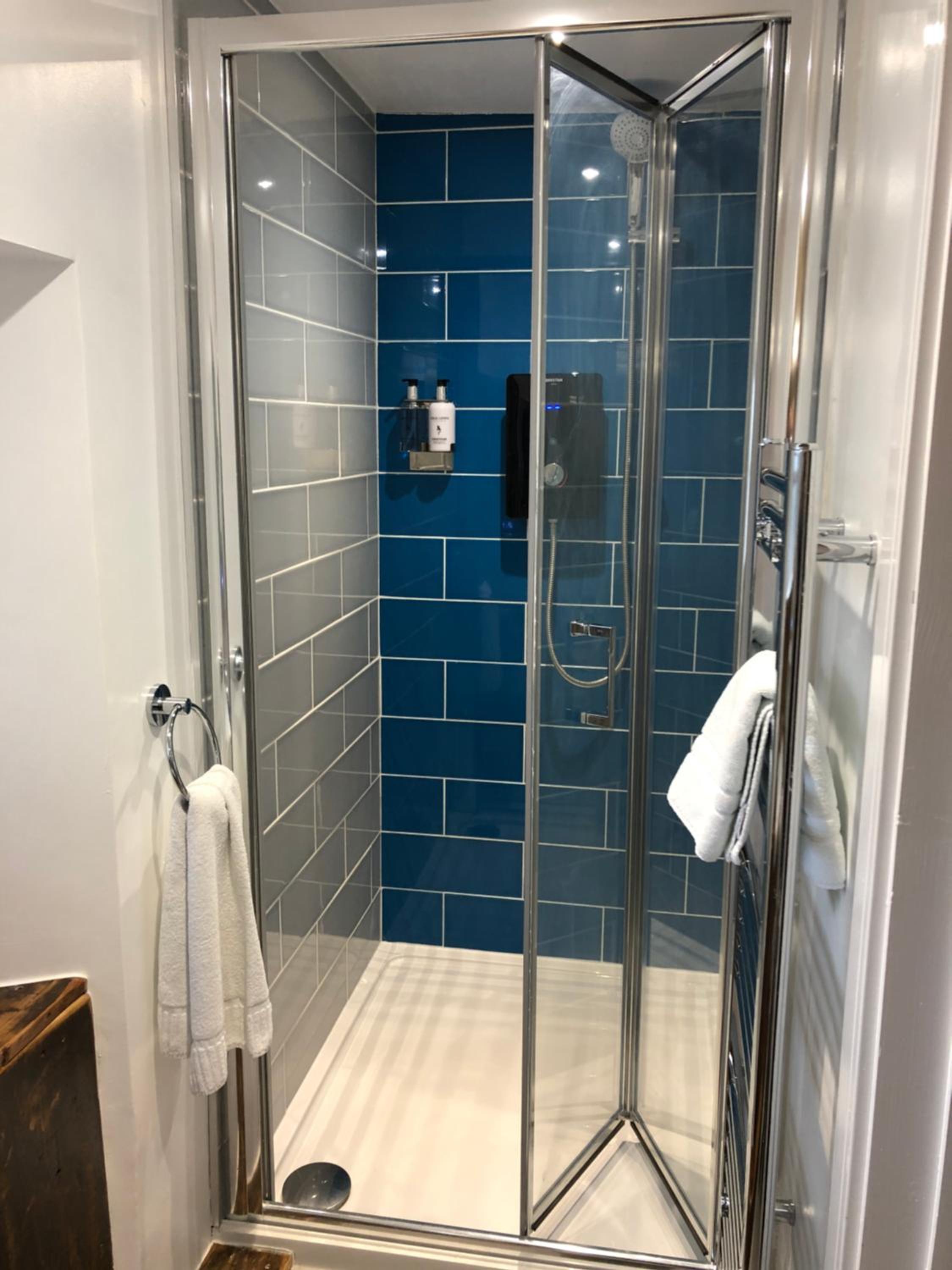 Deluxe Double Room with Shower - Photo 8