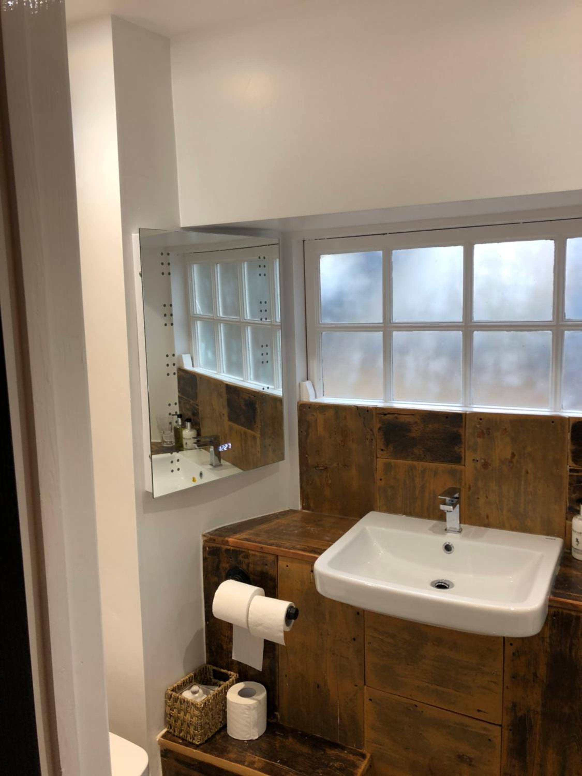 Deluxe Double Room with Shower - Photo 7