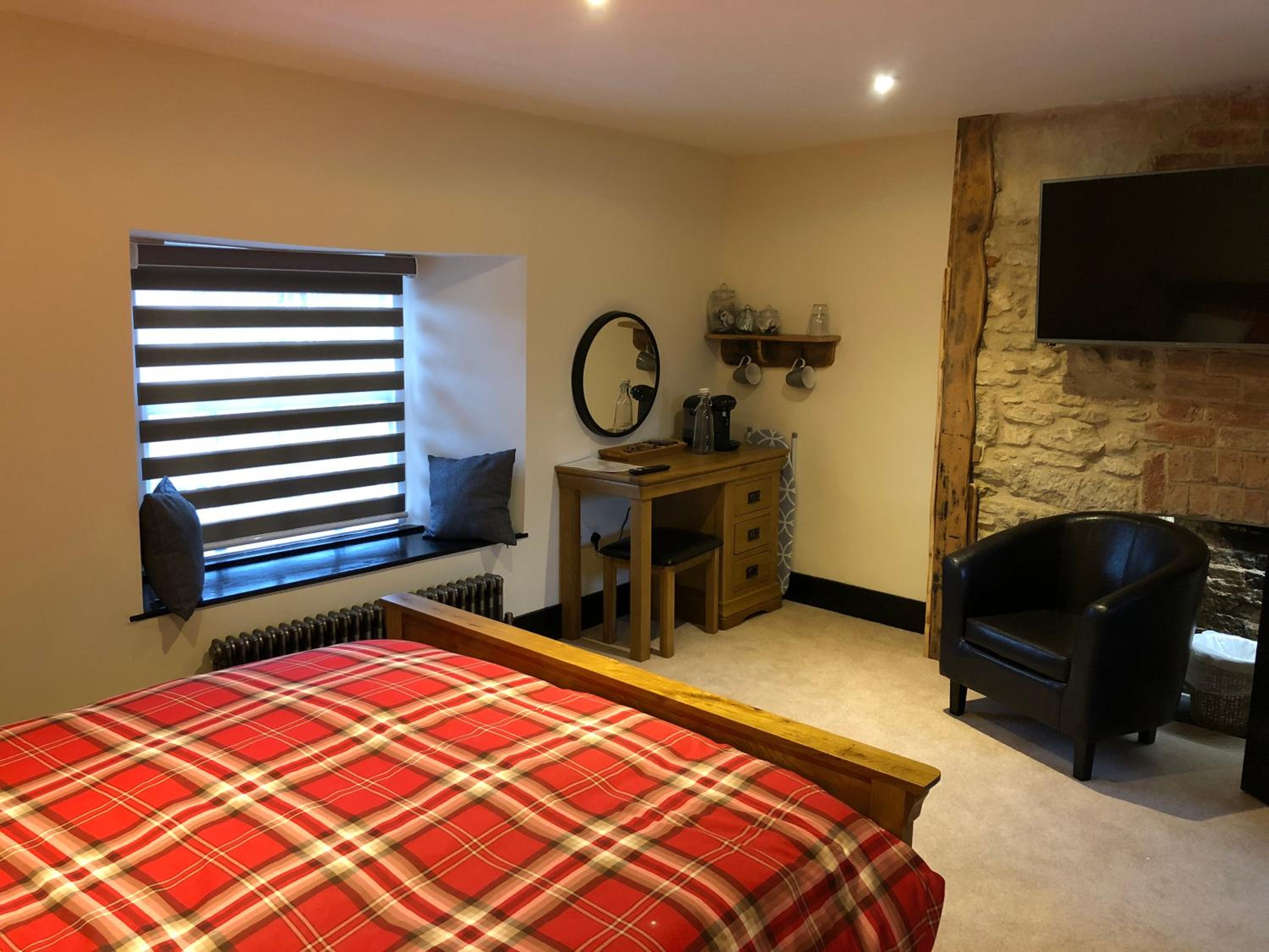 Deluxe Double Room with Shower - Photo 9