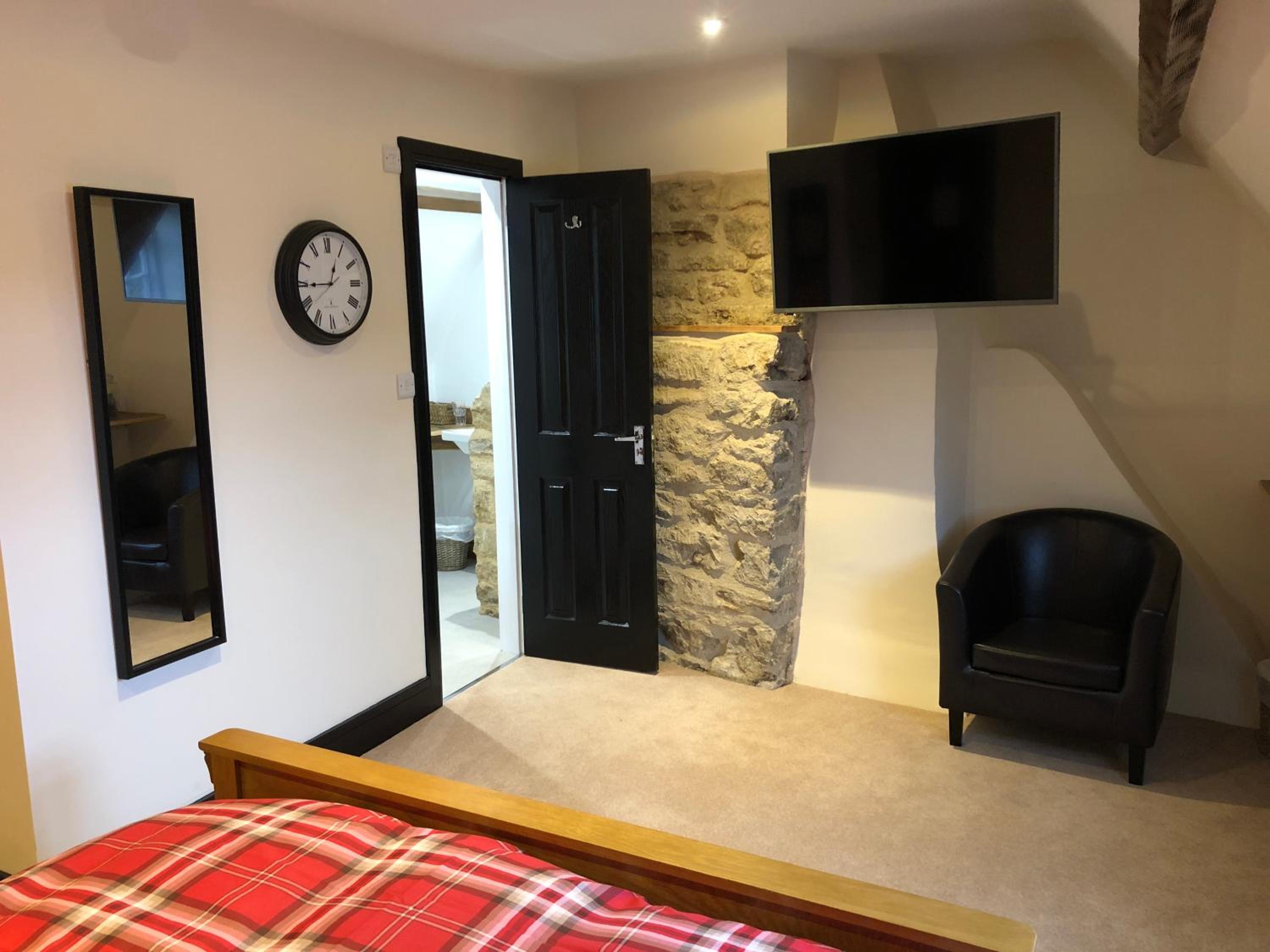 Deluxe Double Room with Shower - Photo 3