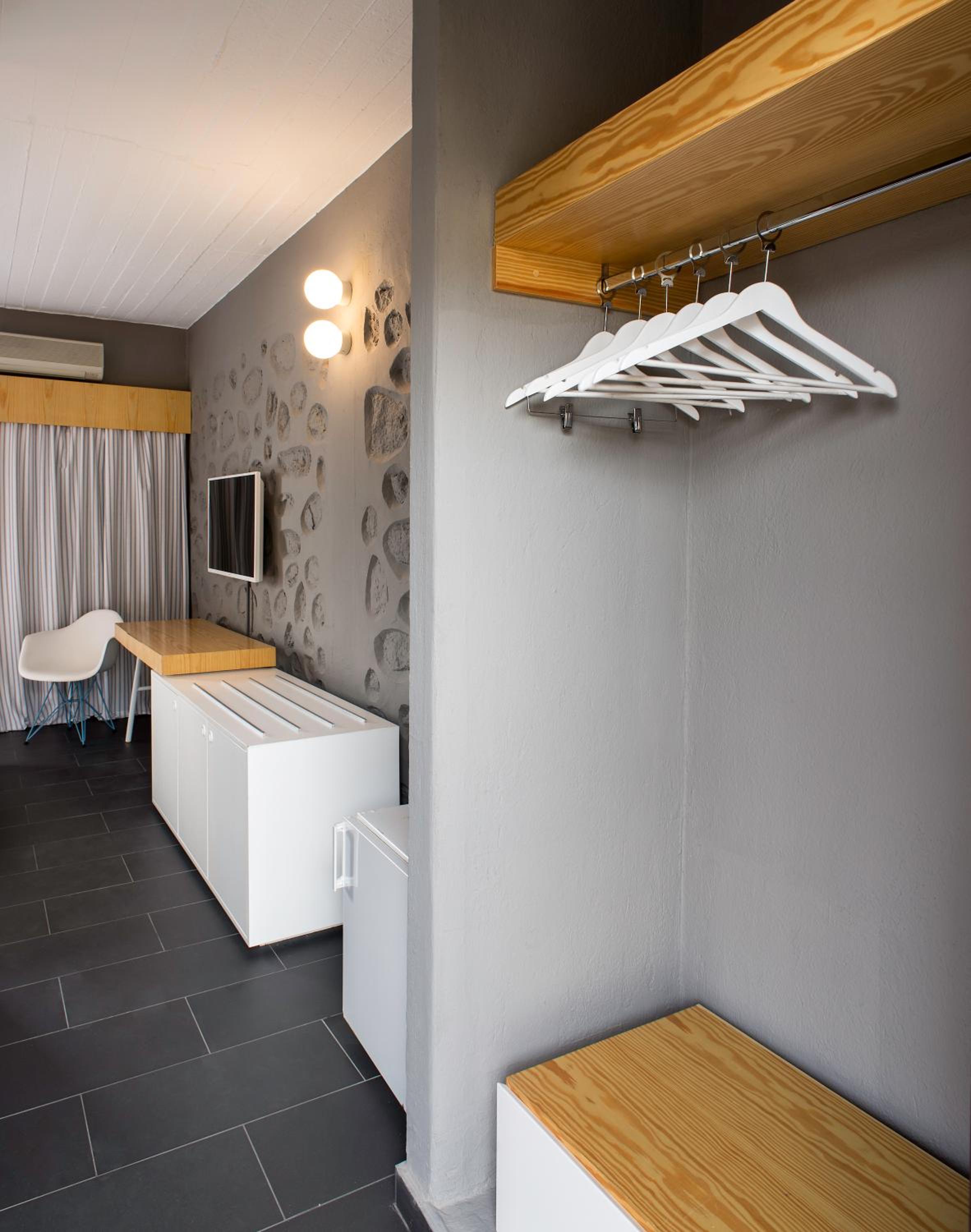 Superior Room with Sea View - Photo 8
