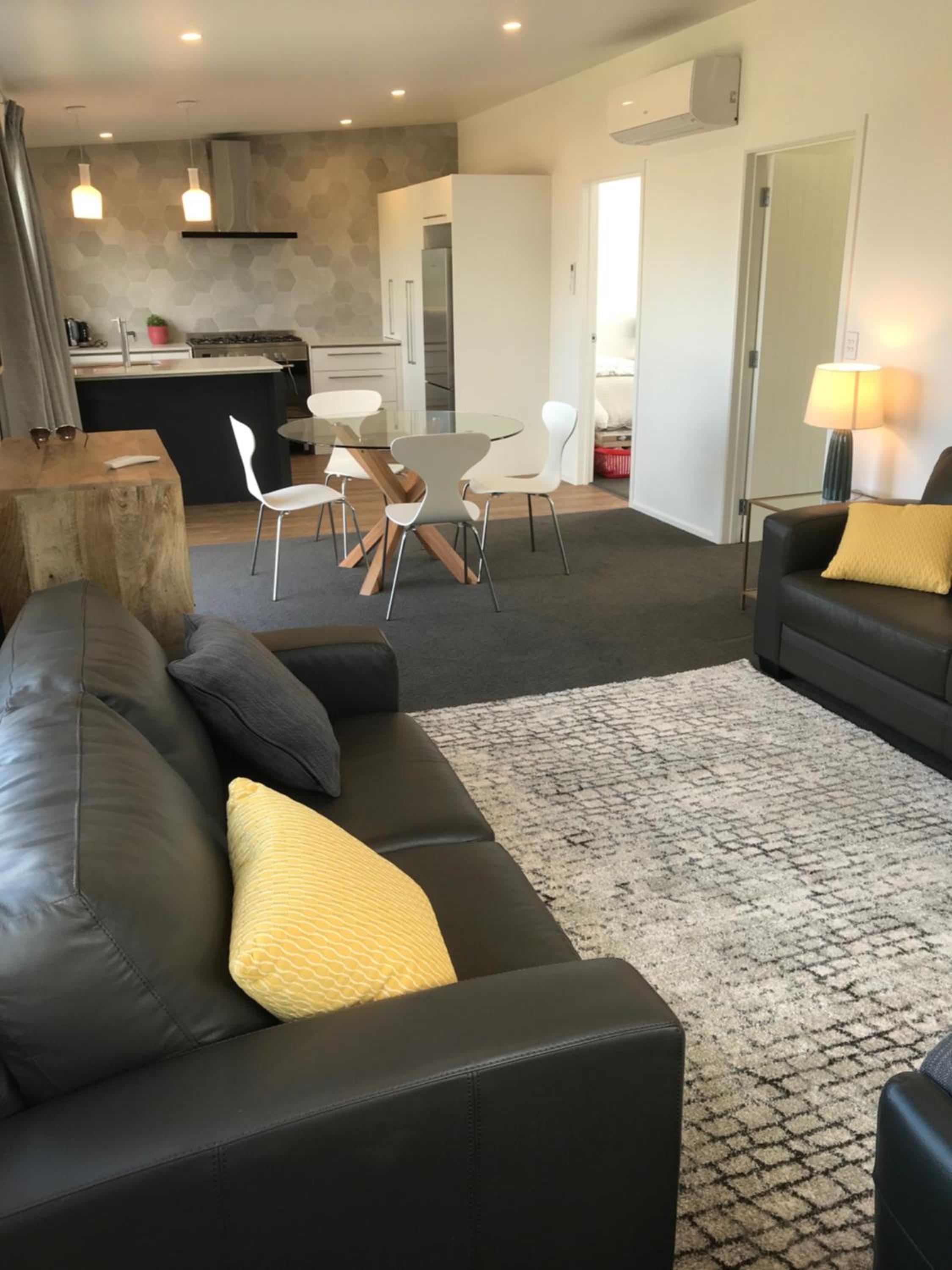 Two-Bedroom House - Photo 2