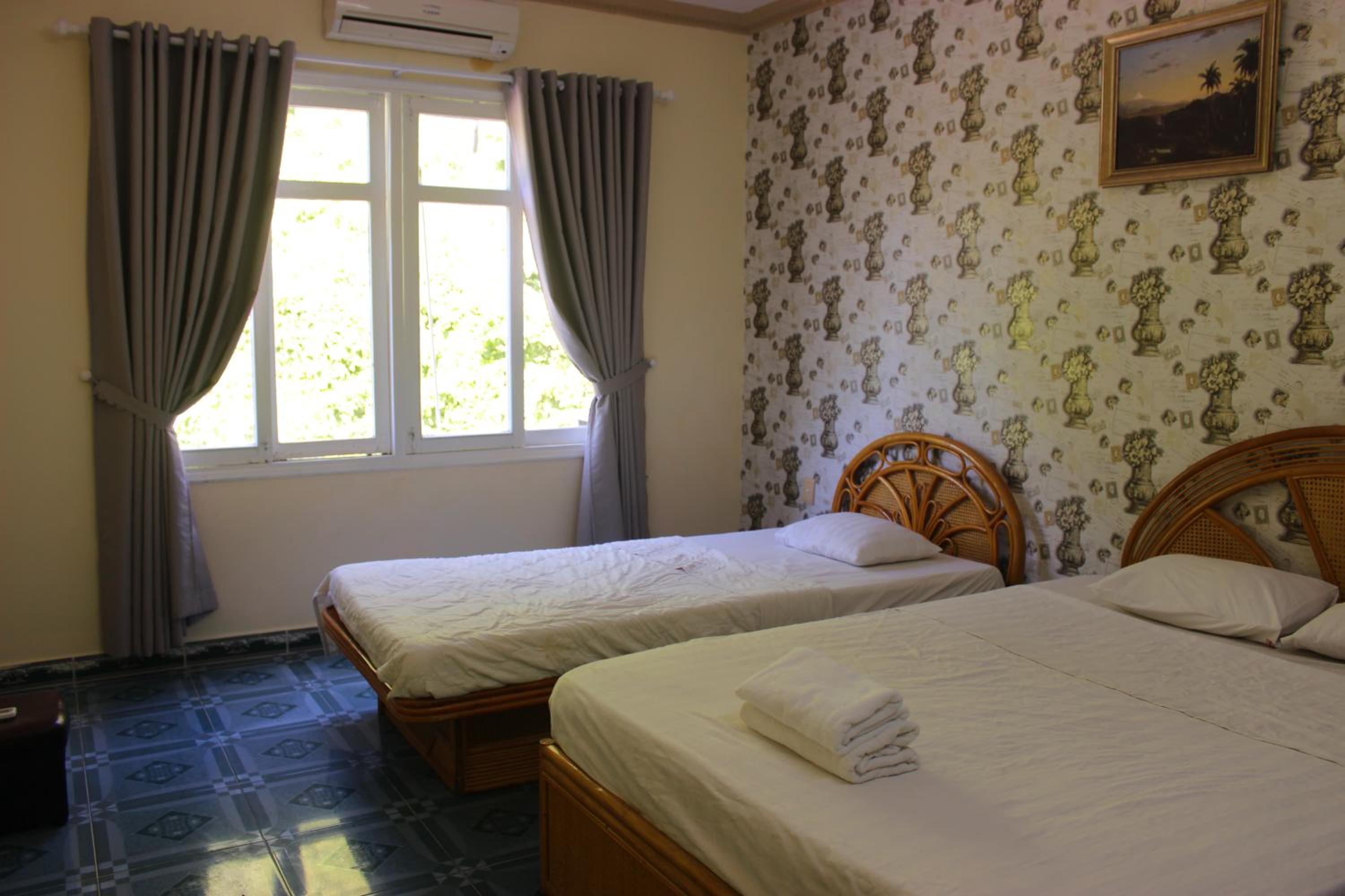 Family Room with Private Bathroom - Photo 3