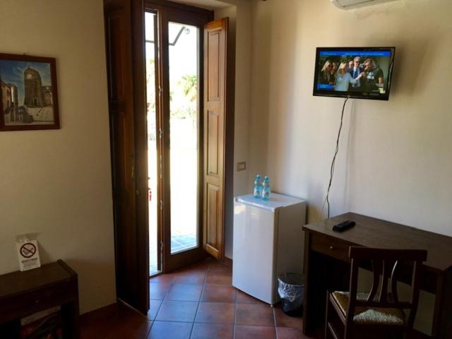Triple Room with Private Bathroom - Photo 19