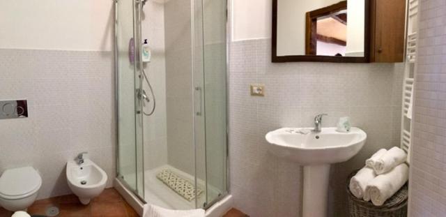 Triple Room with Private Bathroom - Photo 10