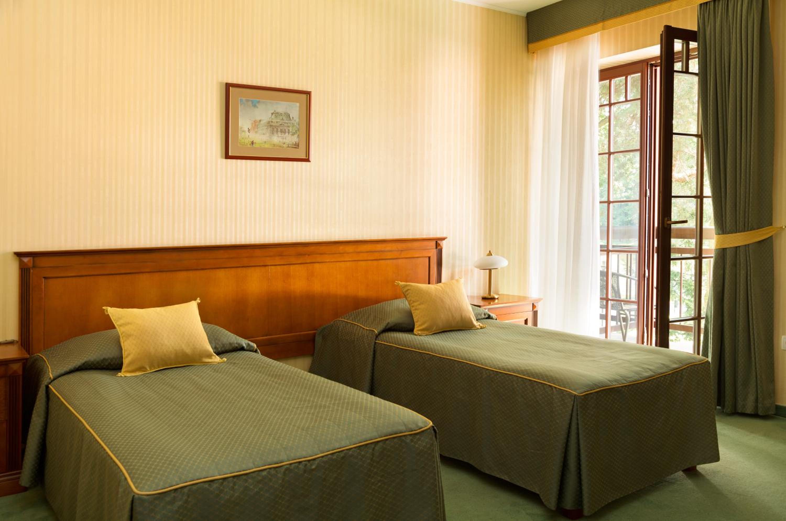 Standard Twin Room - Photo 4