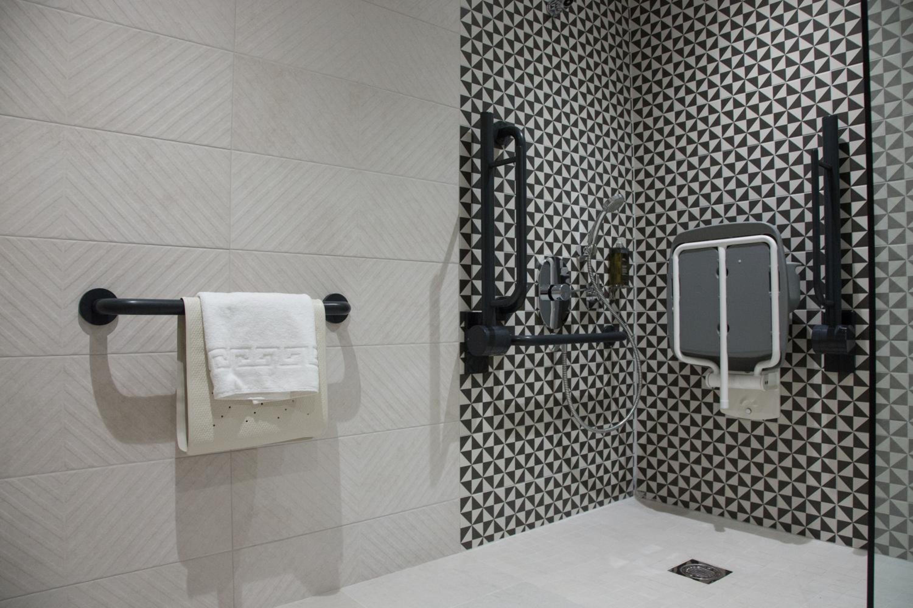 King Suite (accessible) - Photo 7