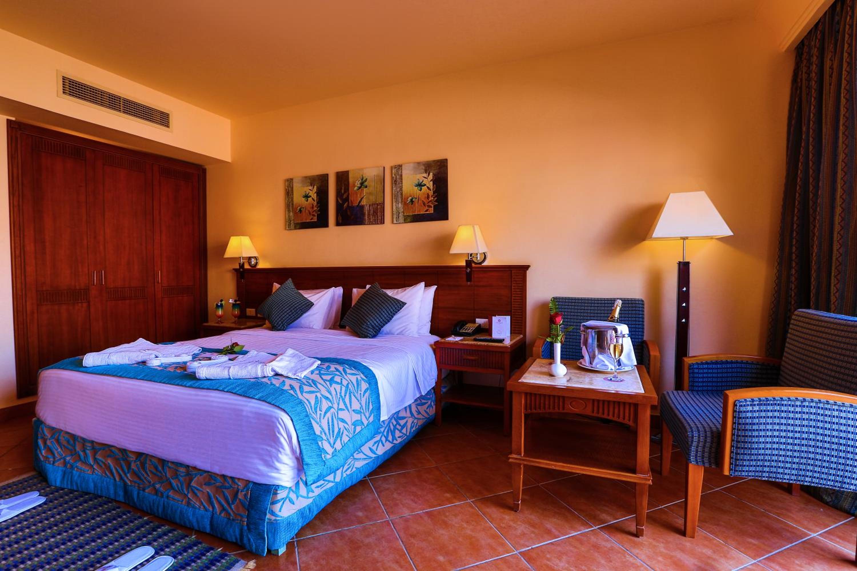 Double Room with King Bed (No Children) - Photo 2