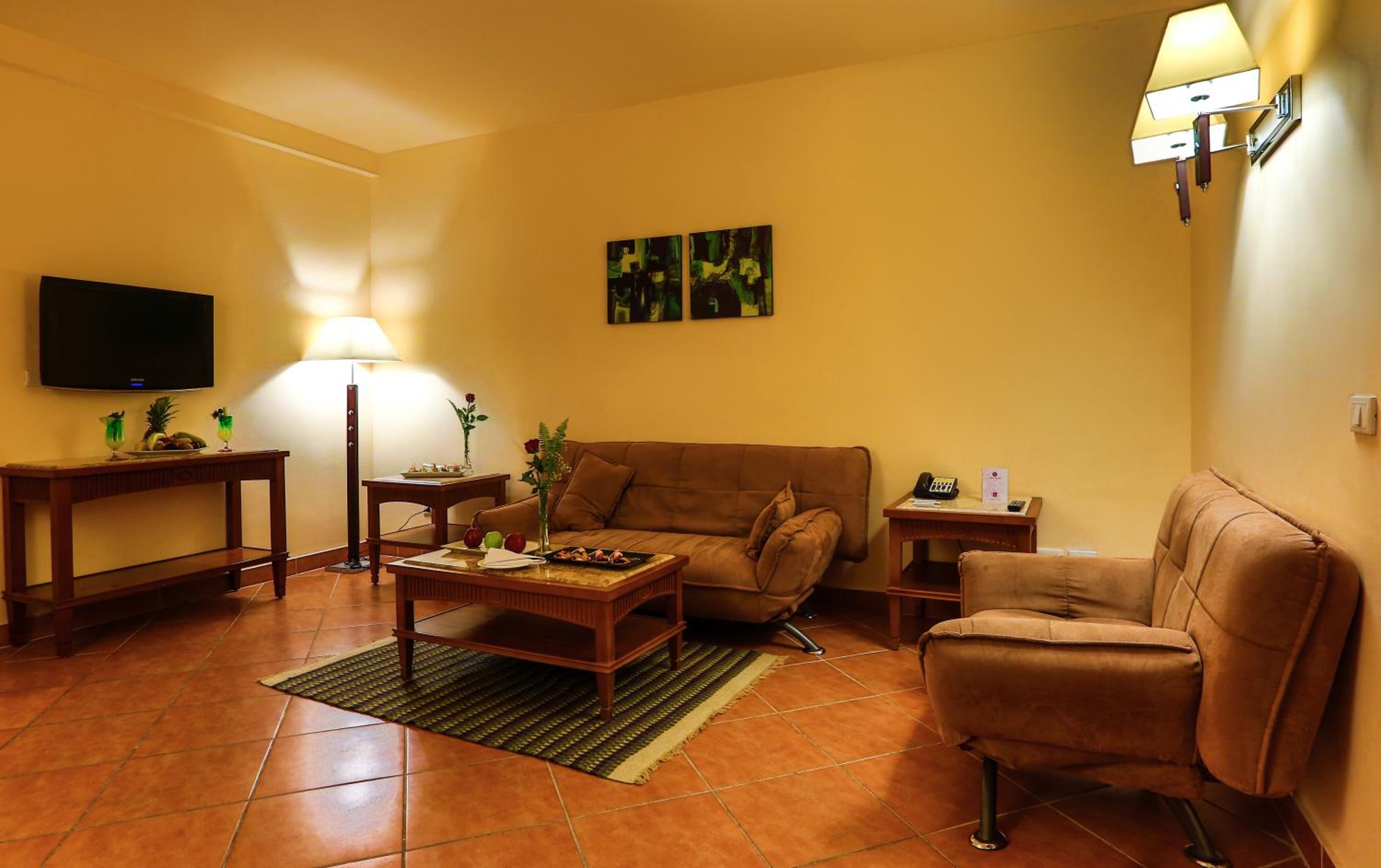 Family Room (2 Adults + 2 Children) - Photo 3