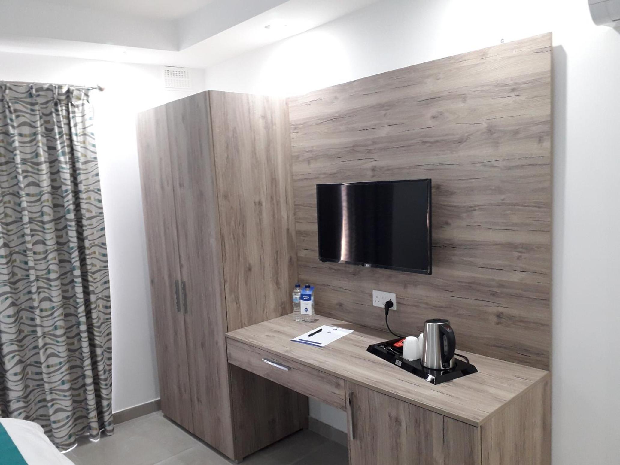 Deluxe Double or Twin Room with City View - Photo 14