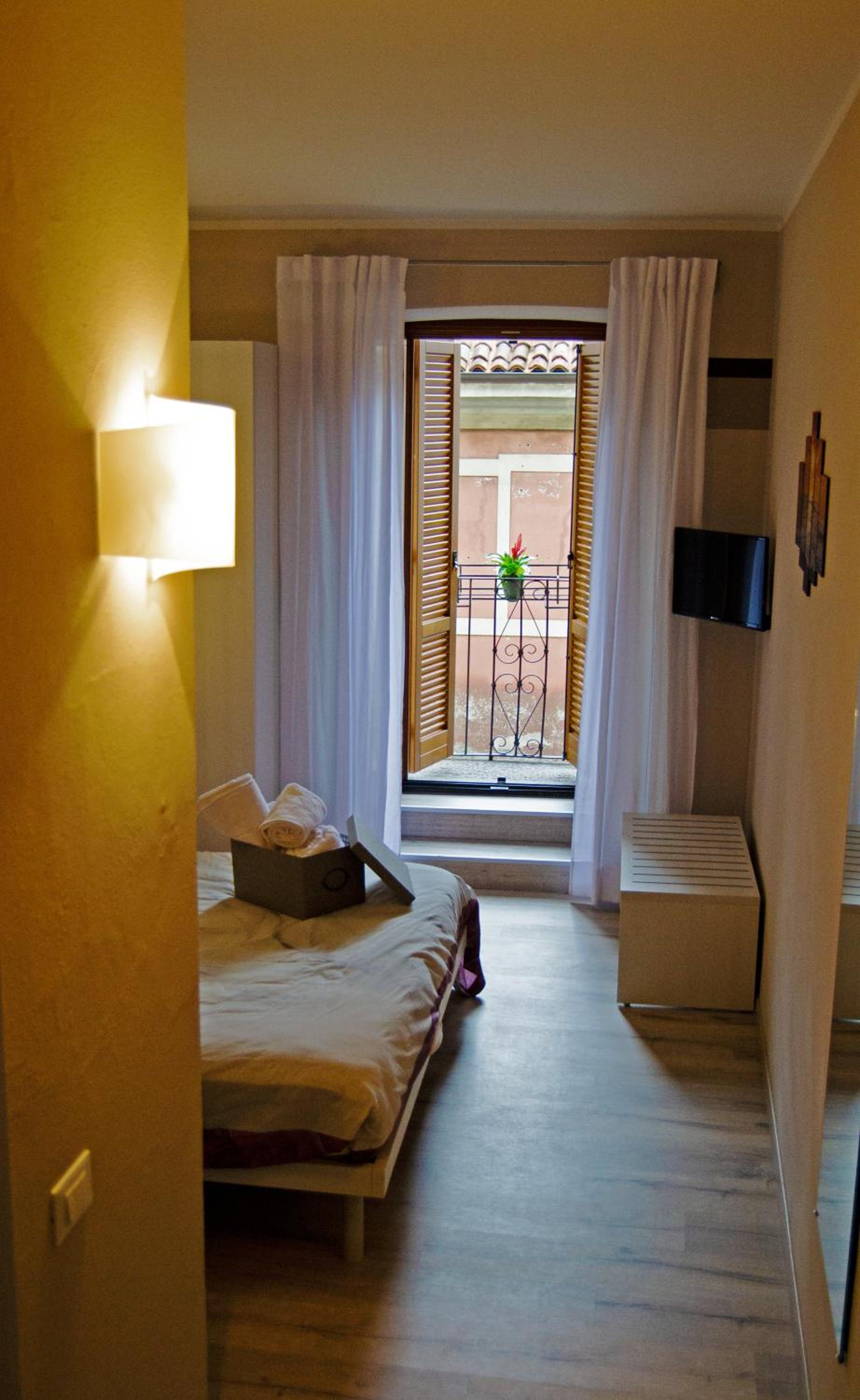 Double Room with Balcony - Photo 2