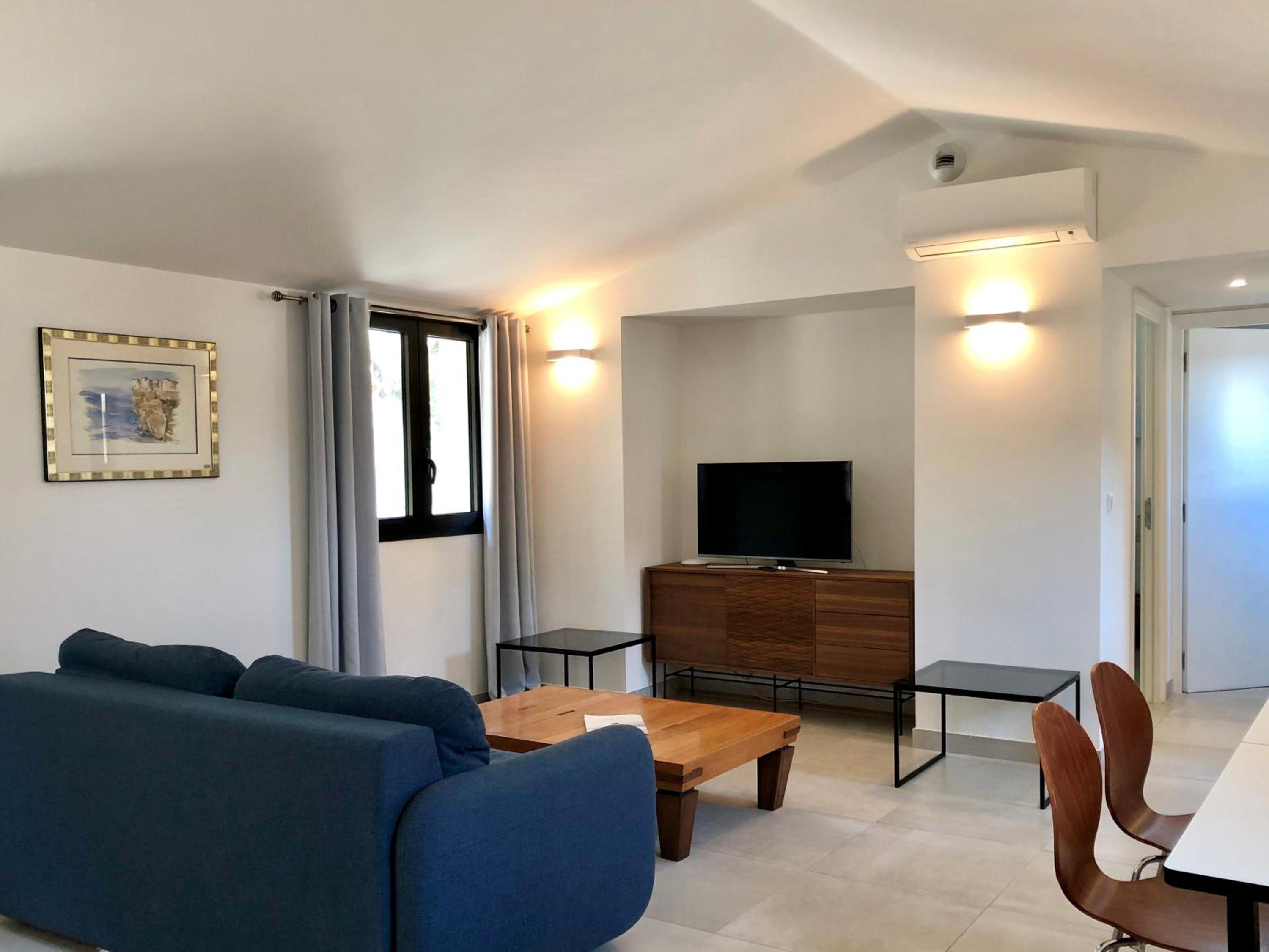 One-Bedroom Apartment - Photo 1