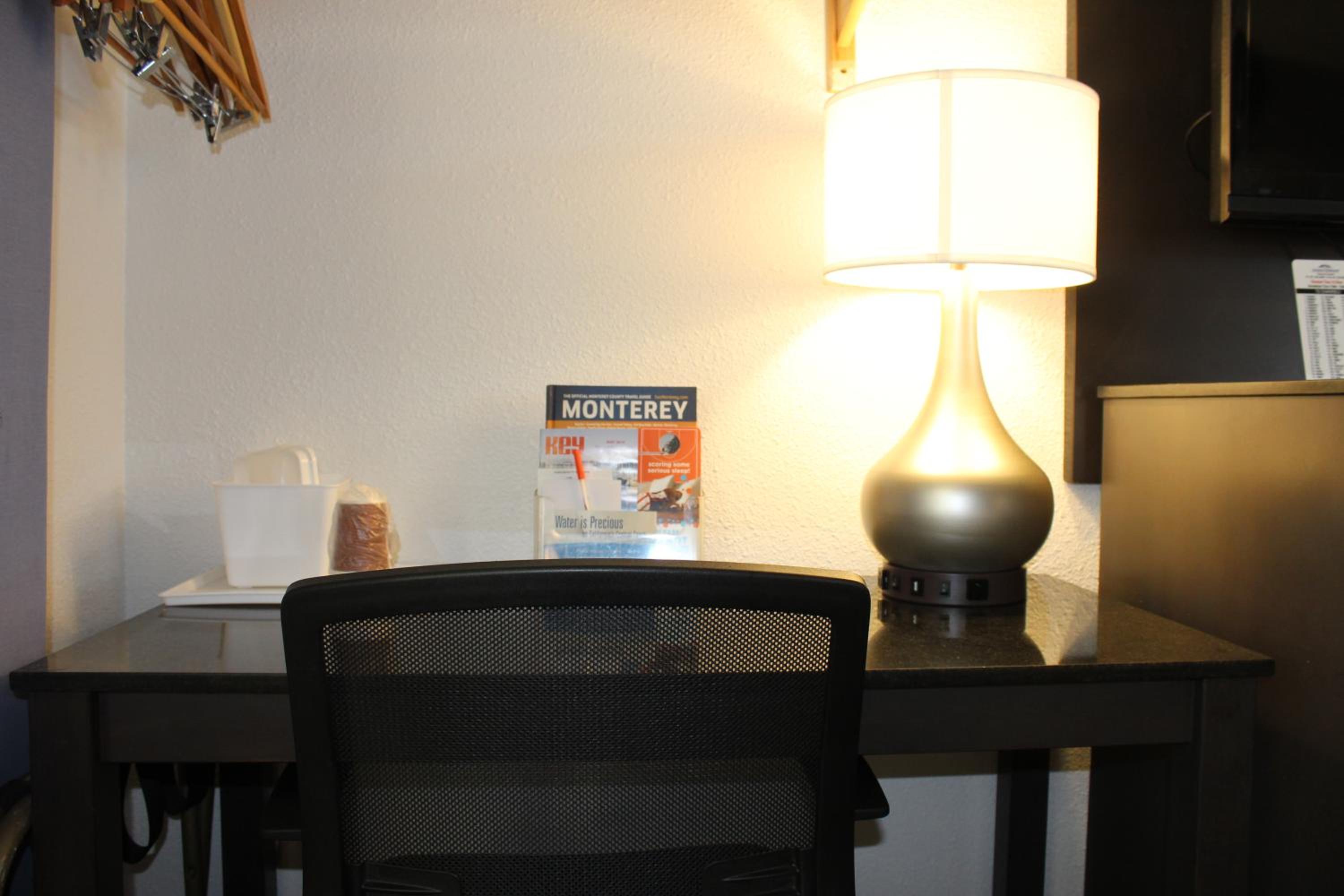 Queen Room - Non-Smoking - Photo 6