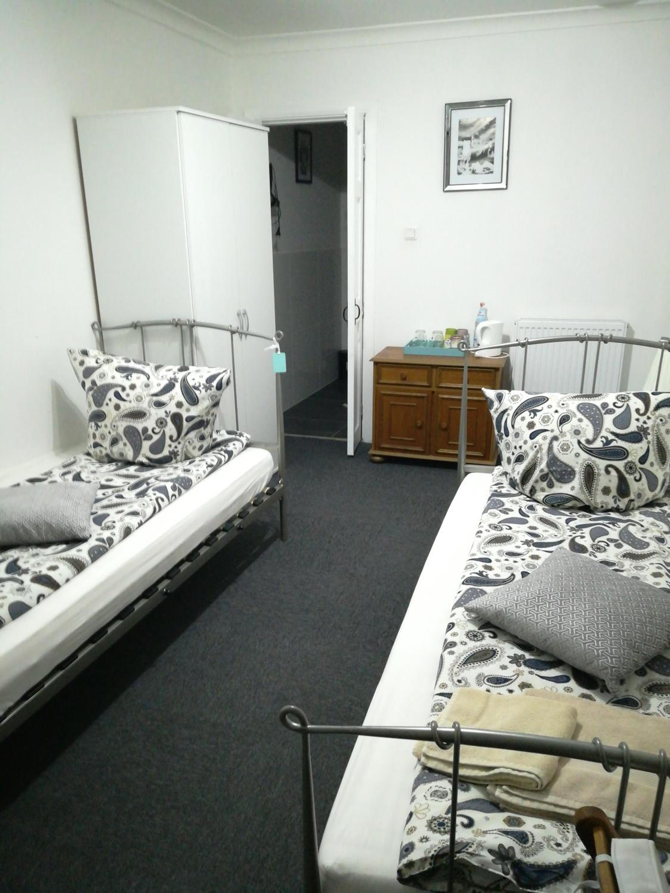 Twin Room with Shower - Photo 1