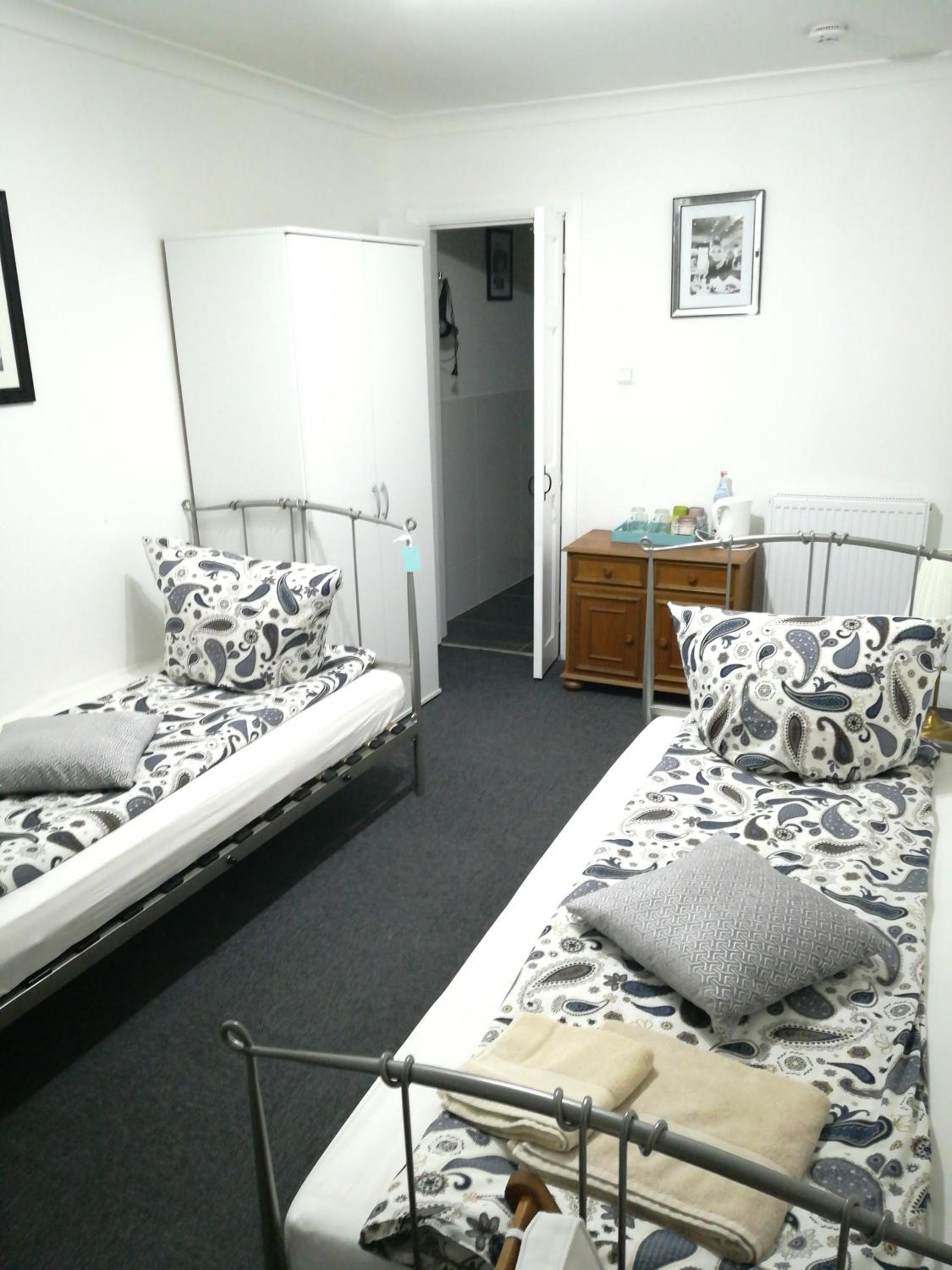 Twin Room with Shower - Photo 9