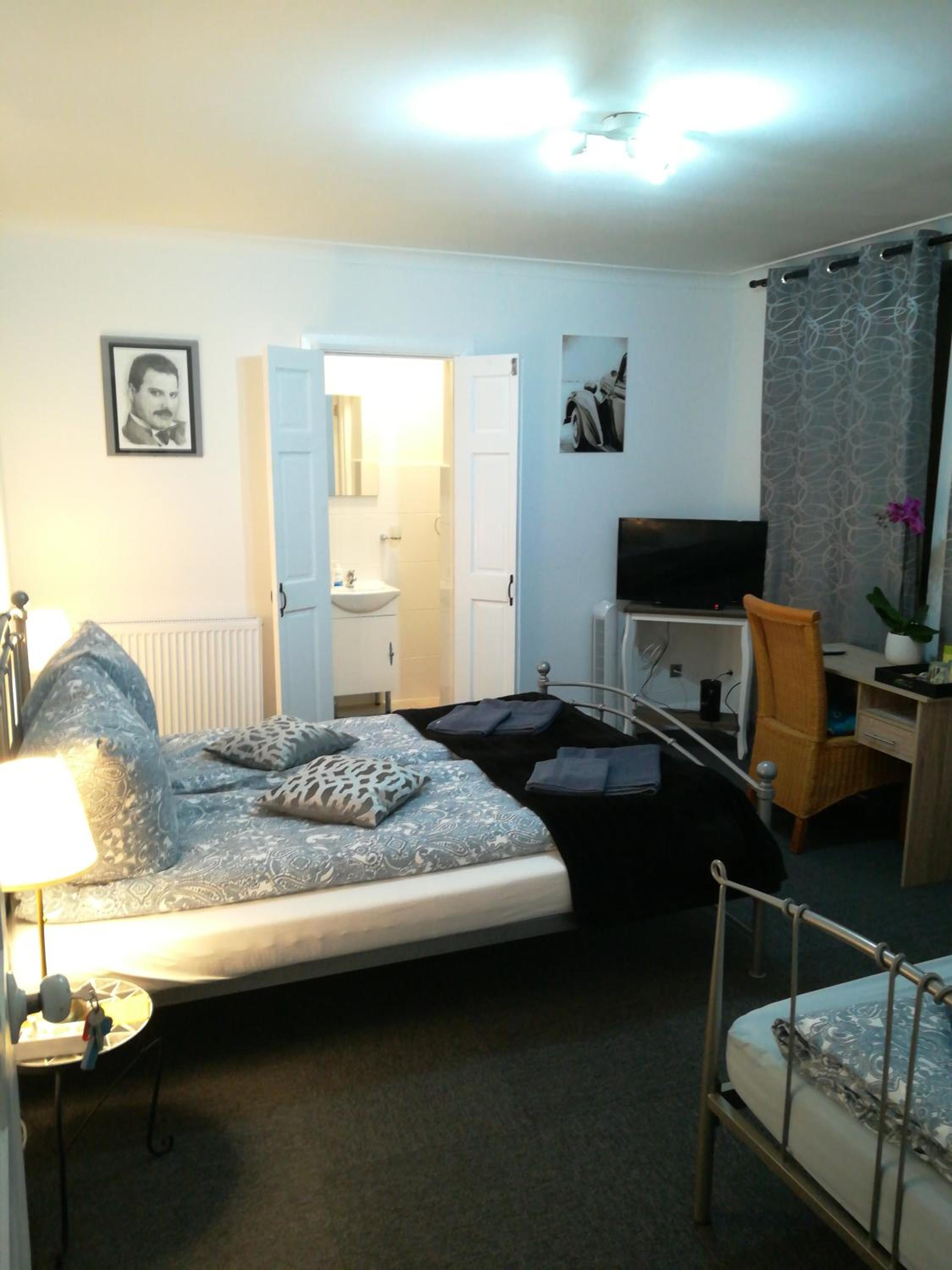Double Room with Private Bathroom - Photo 8