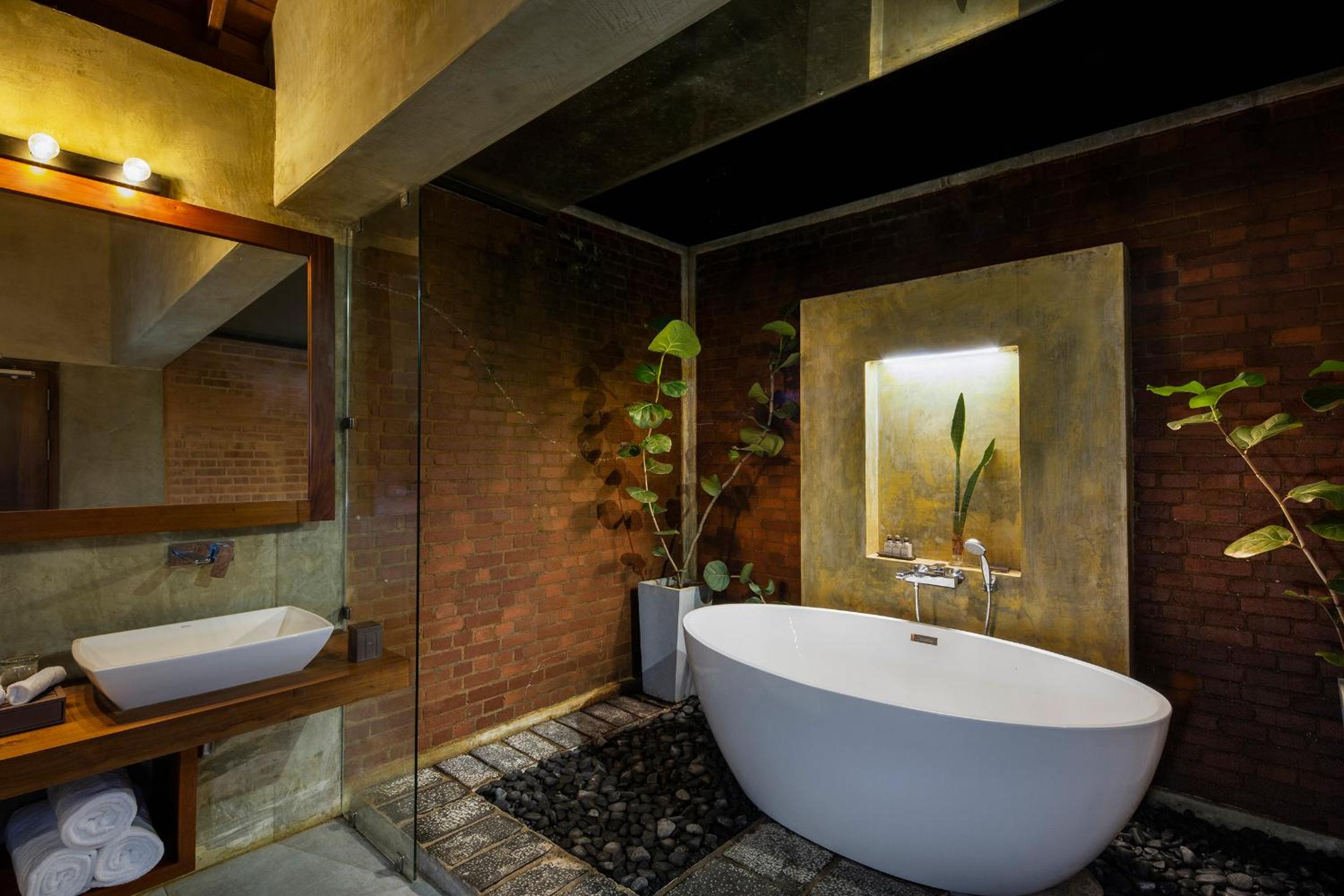 Family Room with Attic and Bathtub with 10% Discount on Spa Services