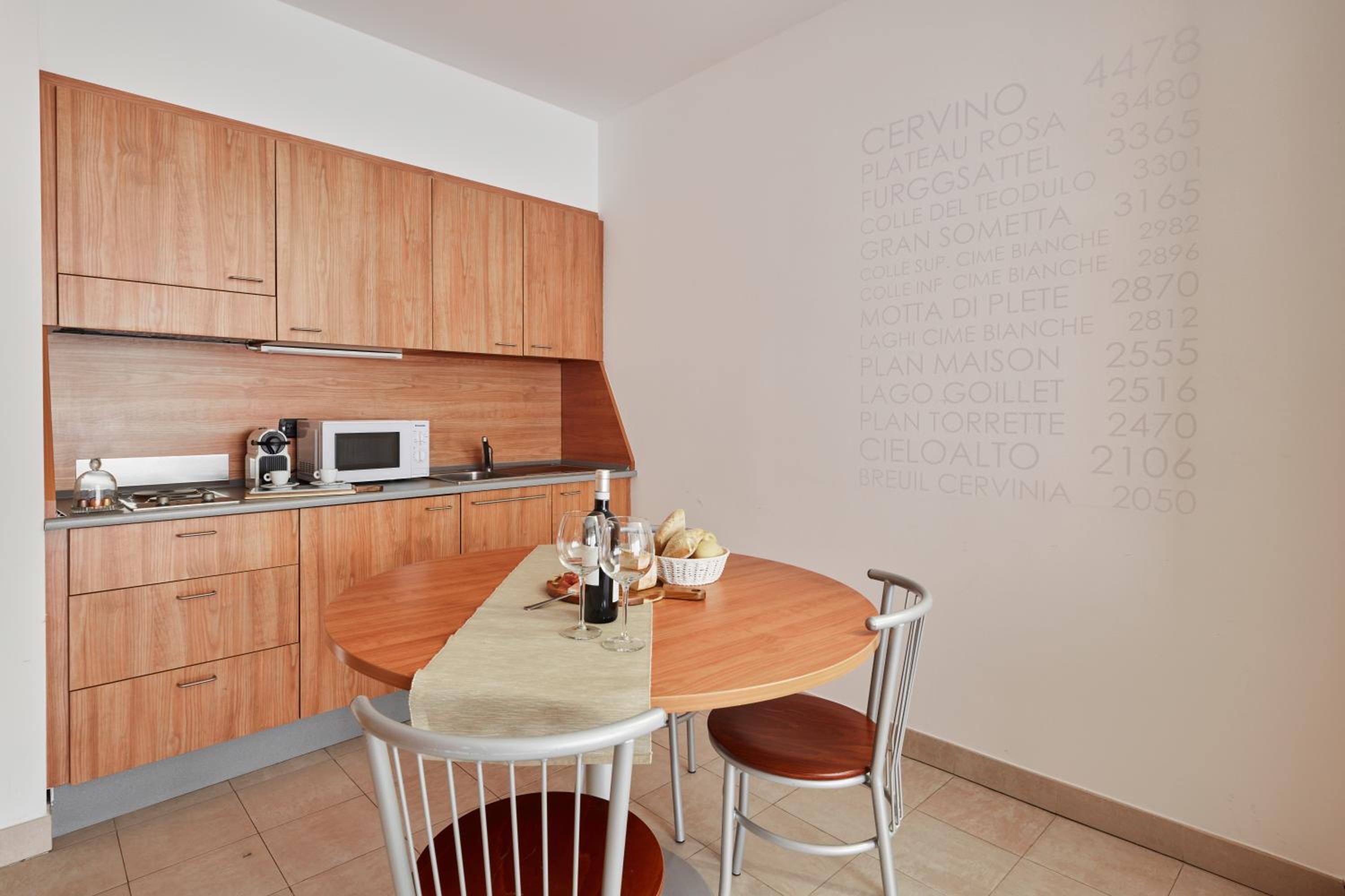Superior One-Bedroom Apartment with Mountain View photo 2