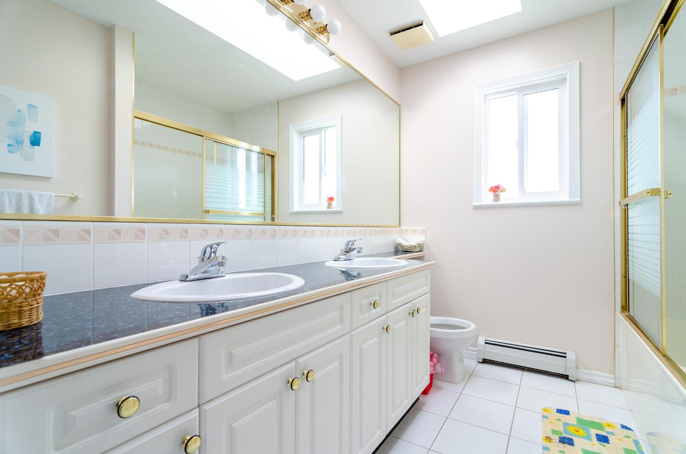 Deluxe King Suite - Photo 6