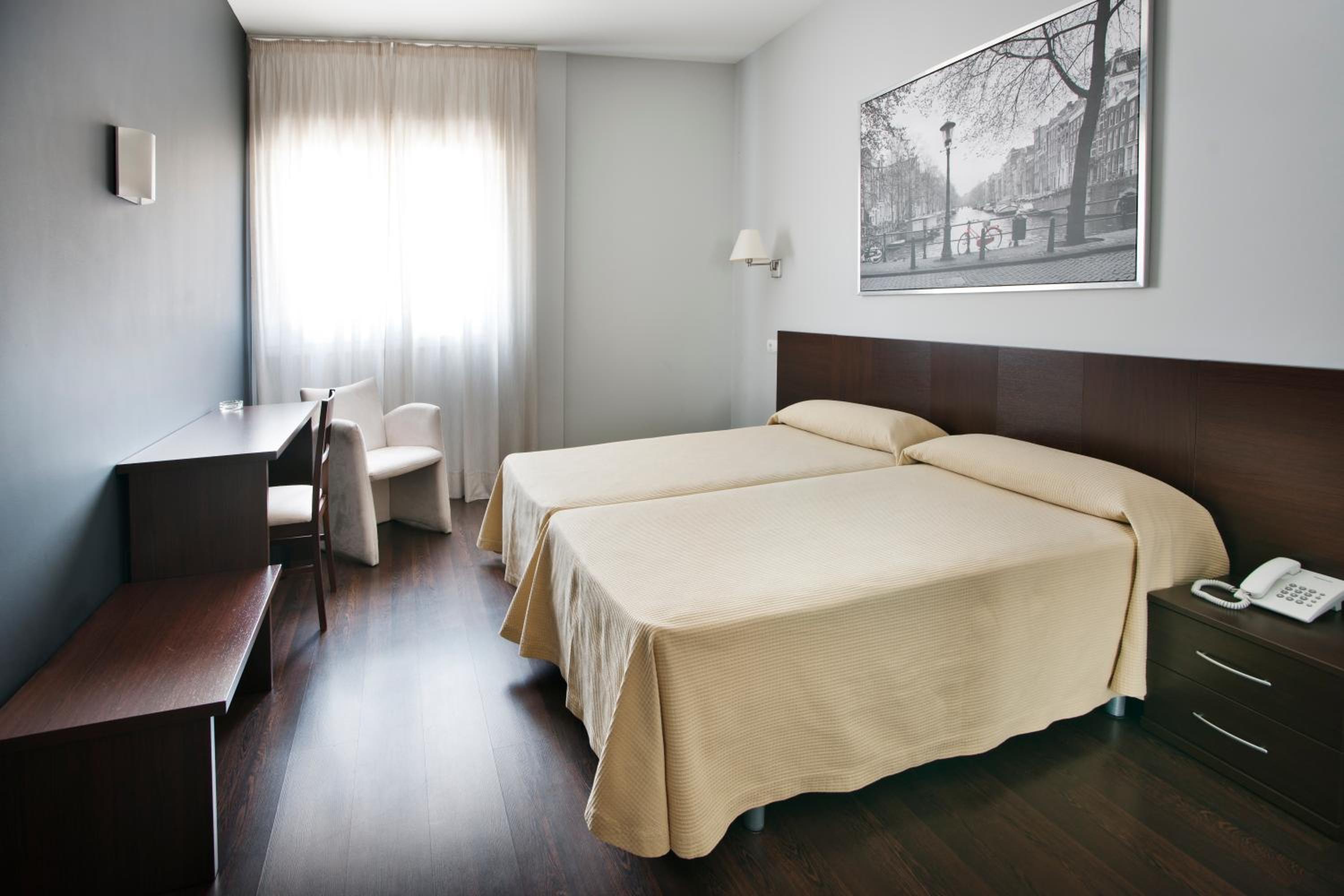 Twin Room - Photo 3