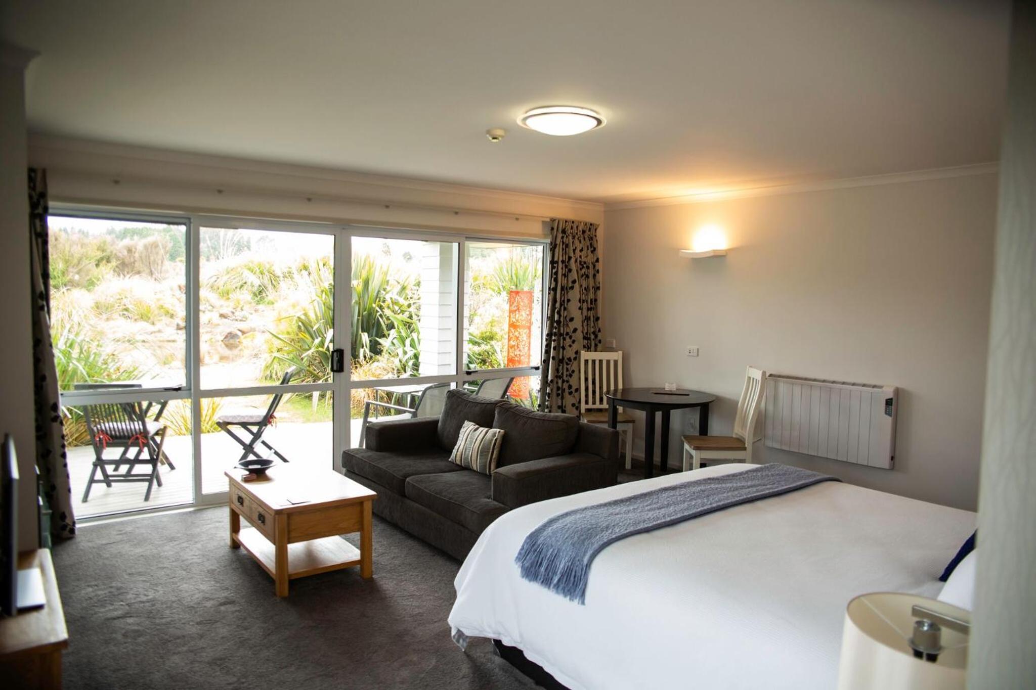 Deluxe King Suite with Mountain View