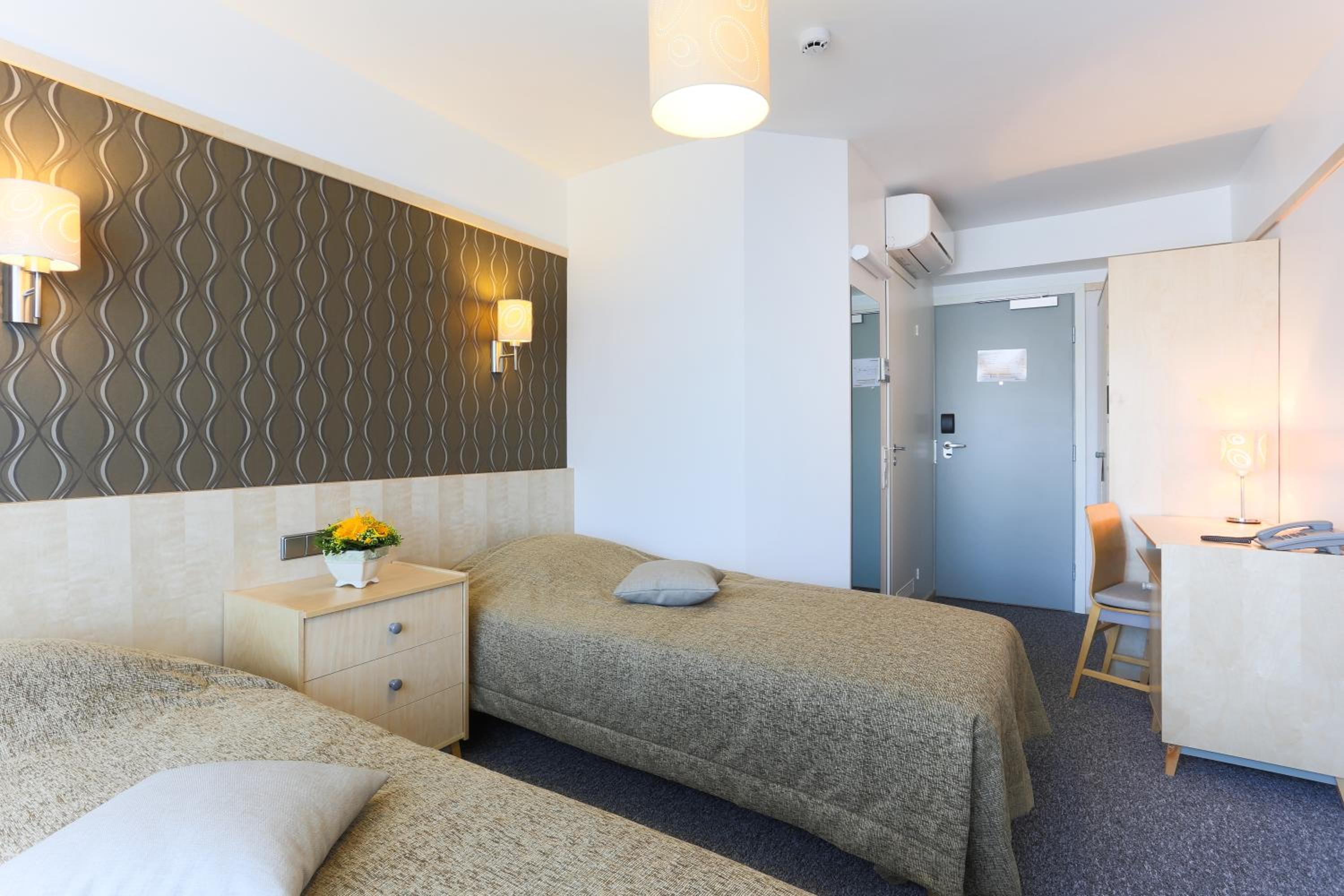 Standard Double or Twin Room - Photo 8