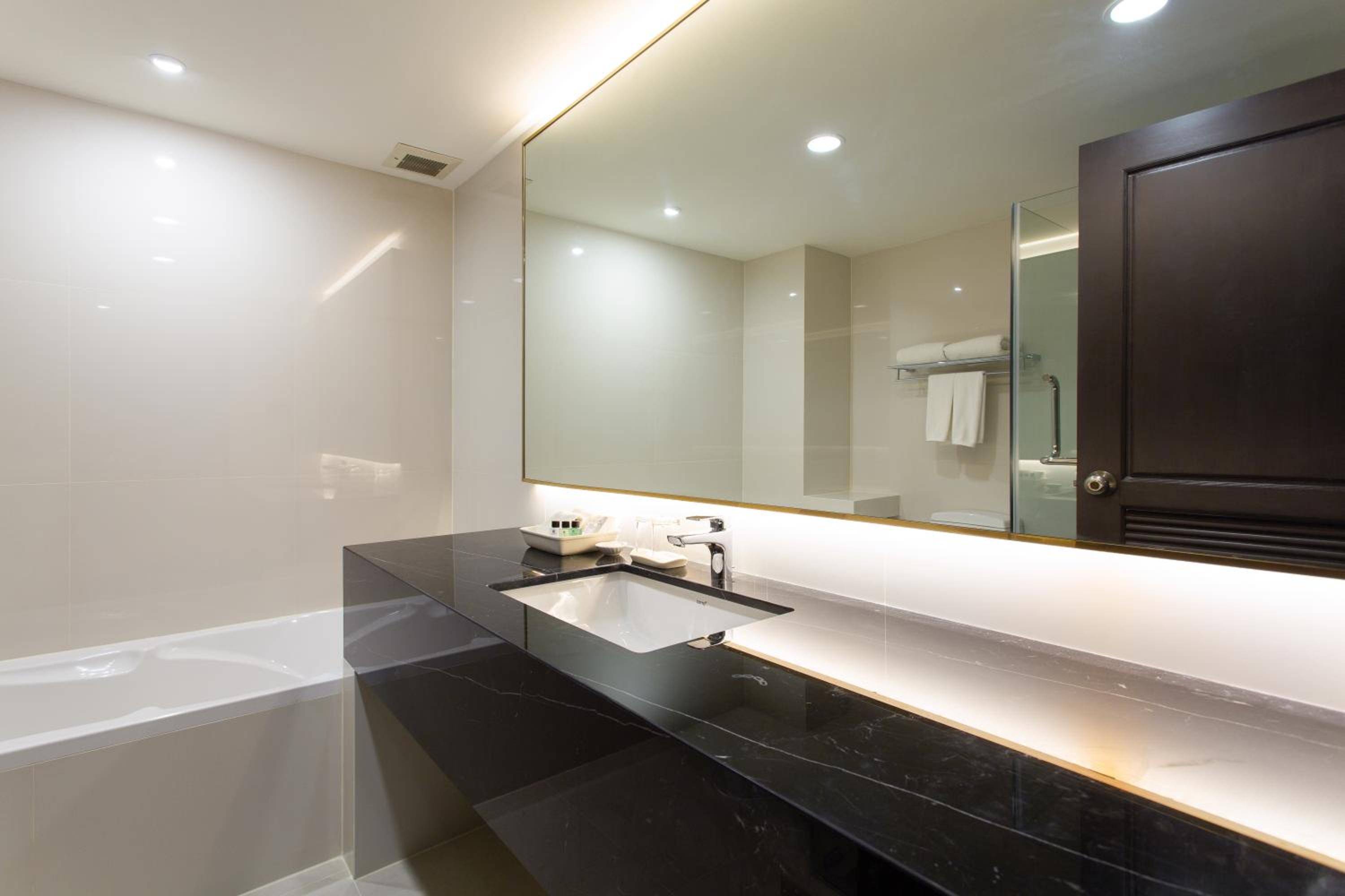 Deluxe Double or Twin Room - Photo 5