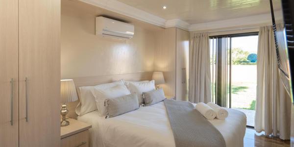 Deluxe King Room - Photo 2