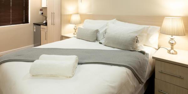 Deluxe King Room - Photo 8