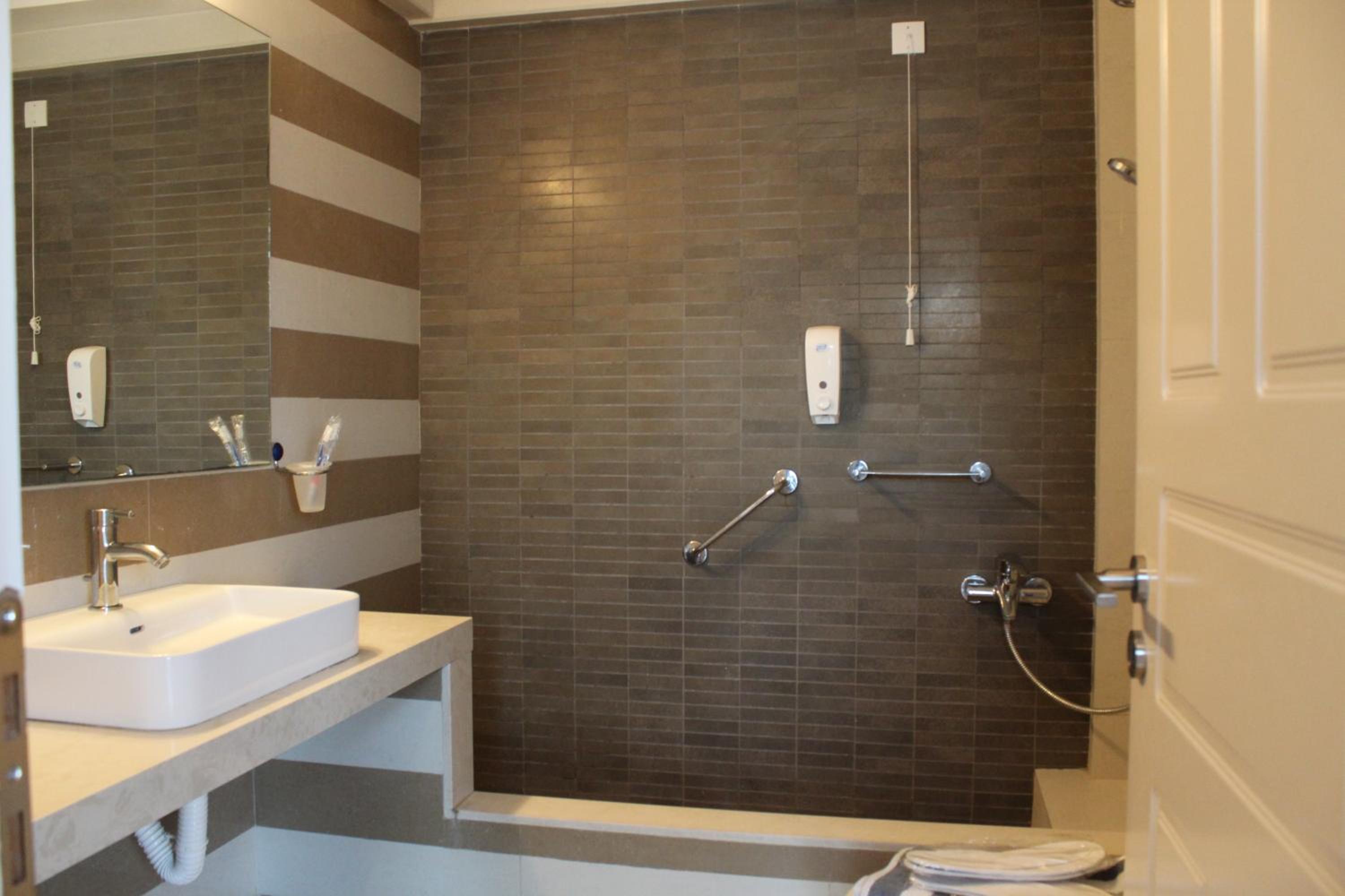 Deluxe Suite with Sea View - Photo 7
