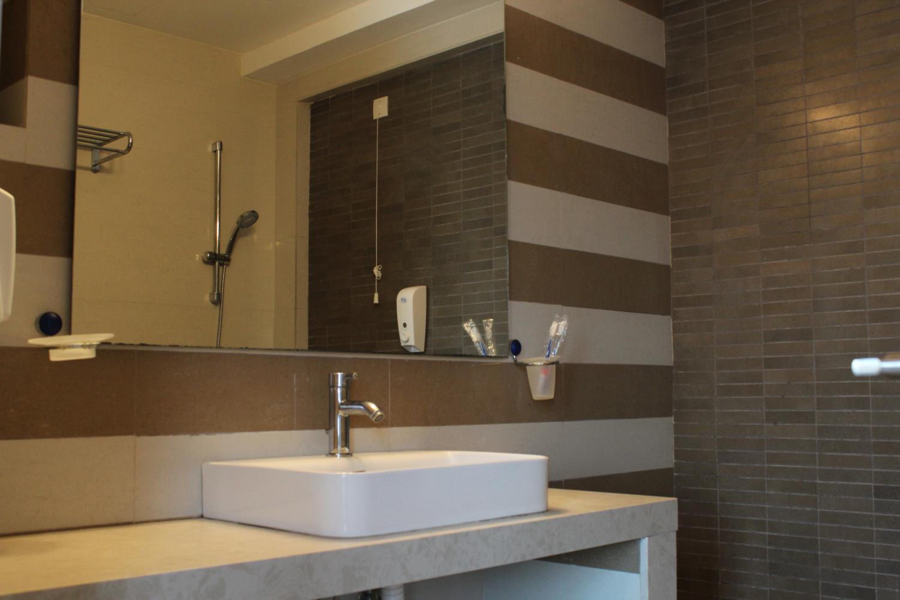 Deluxe Suite with Sea View - Photo 12