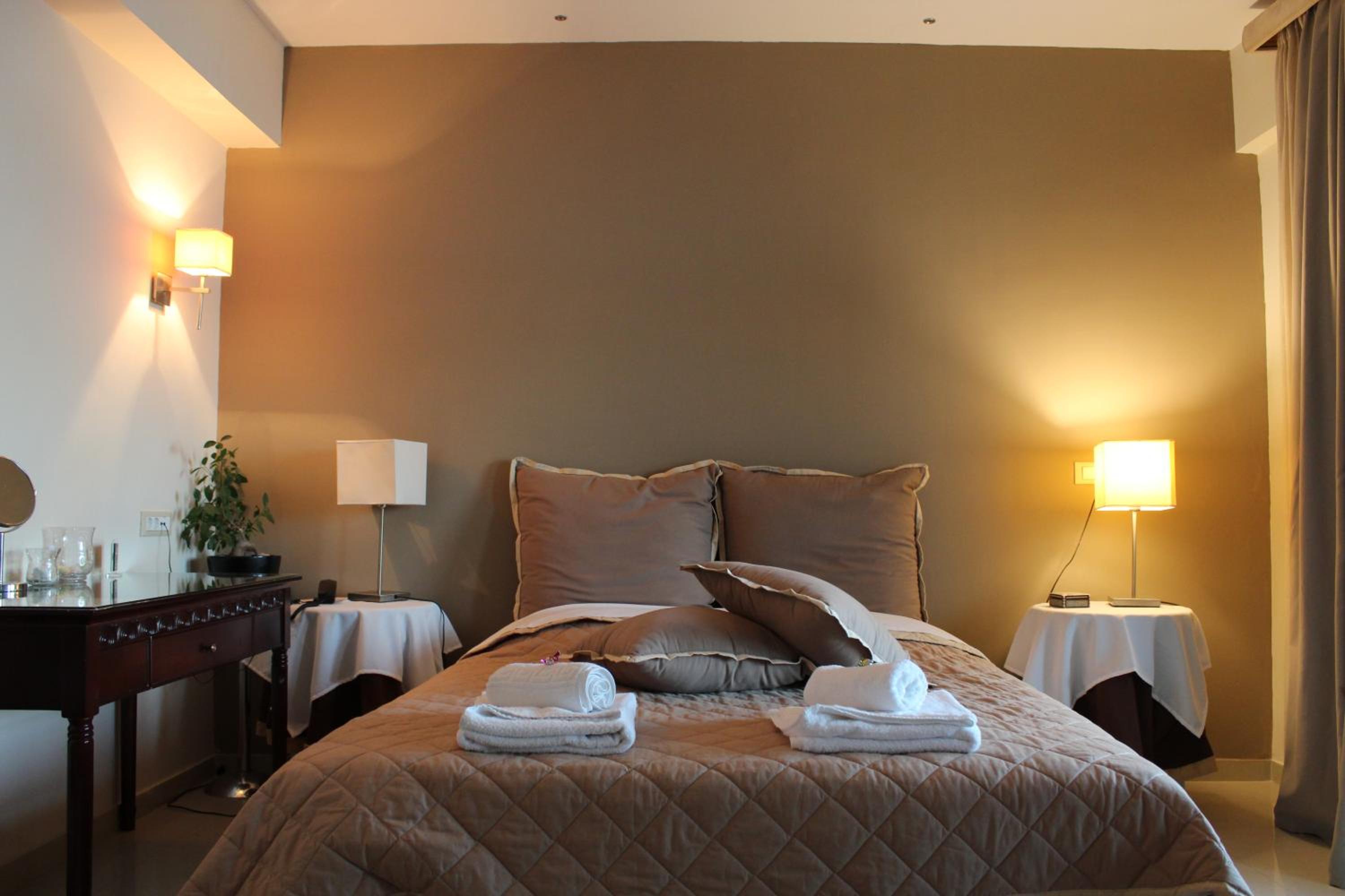 Deluxe Suite with Sea View - Photo 9