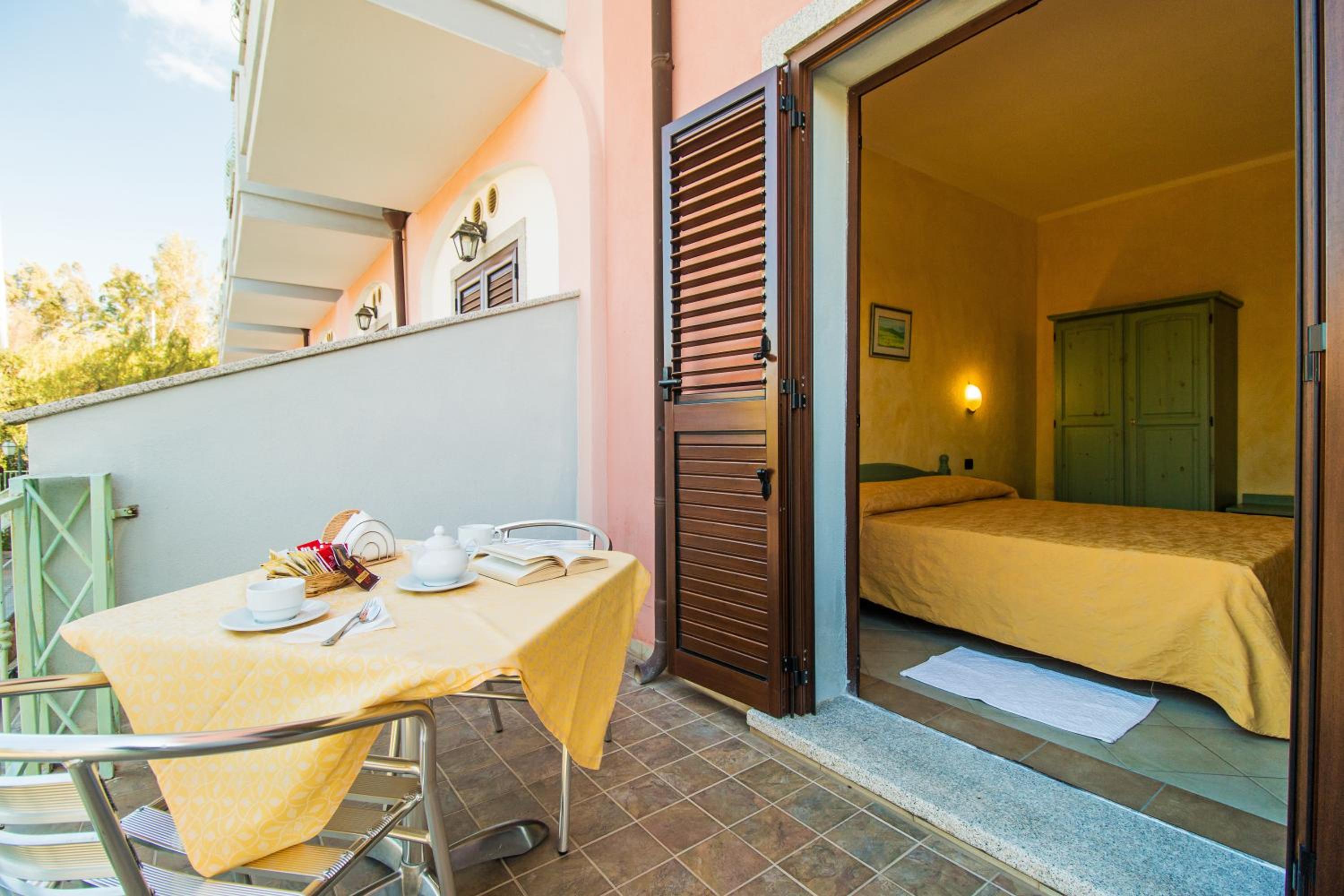 Double Room with Private Bathroom - Photo 13