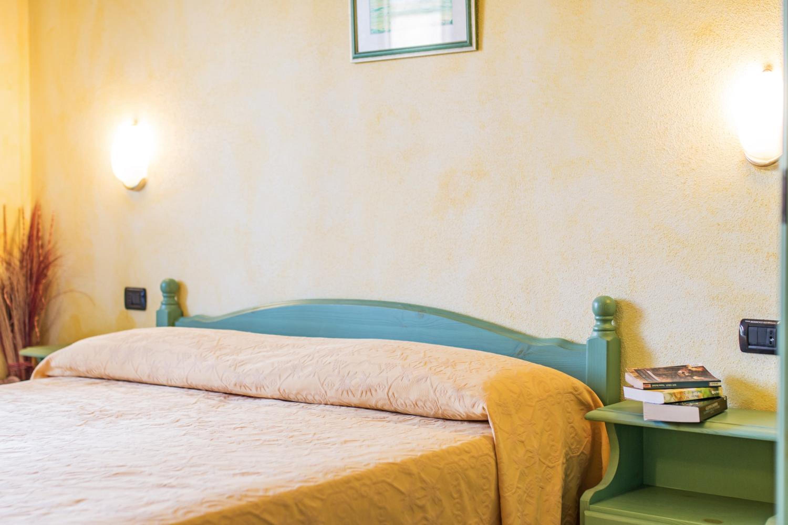 Double Room with Private Bathroom - Photo 16