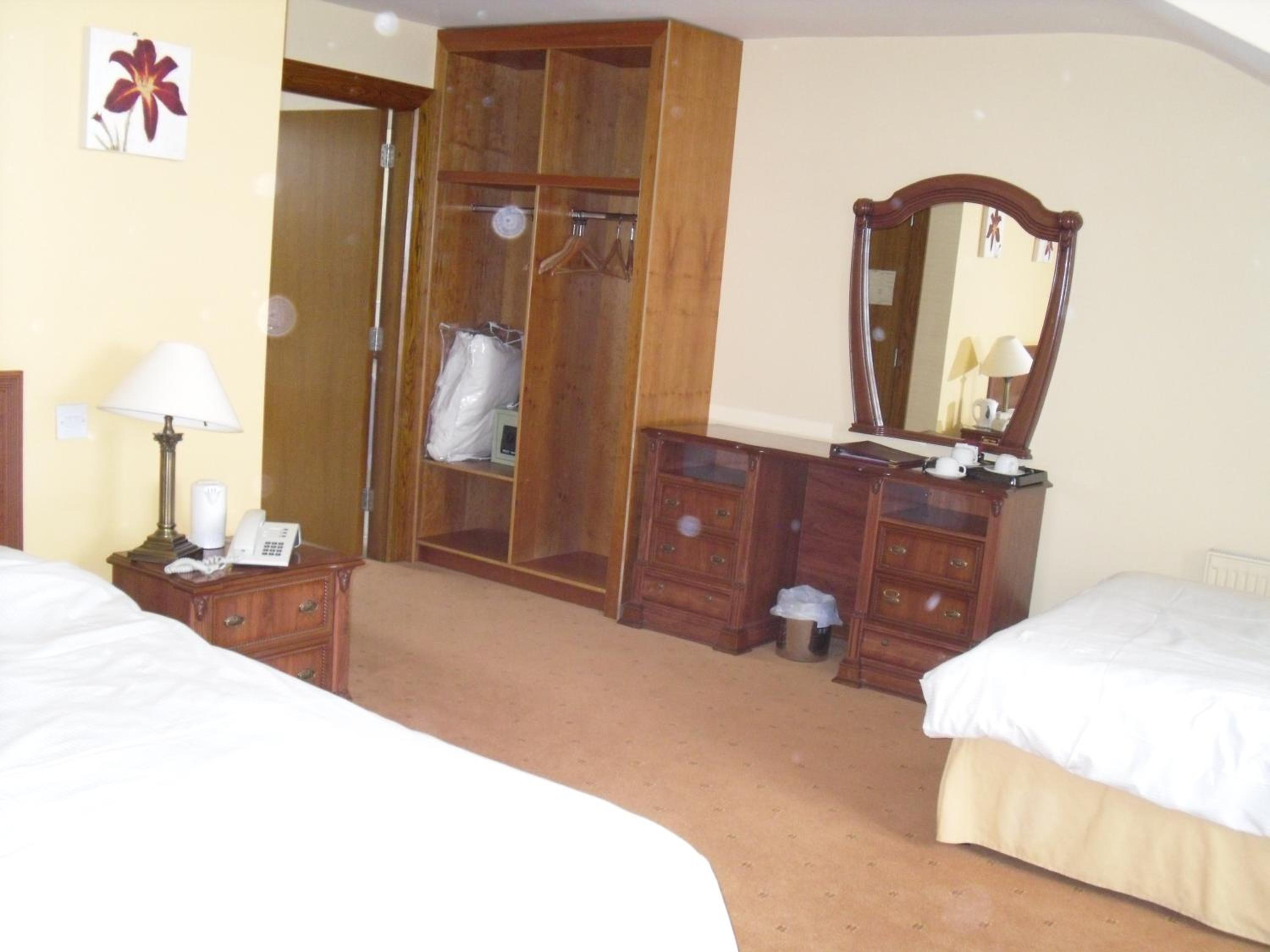 Family Room (2 Adults + 2 Children) - Photo 2
