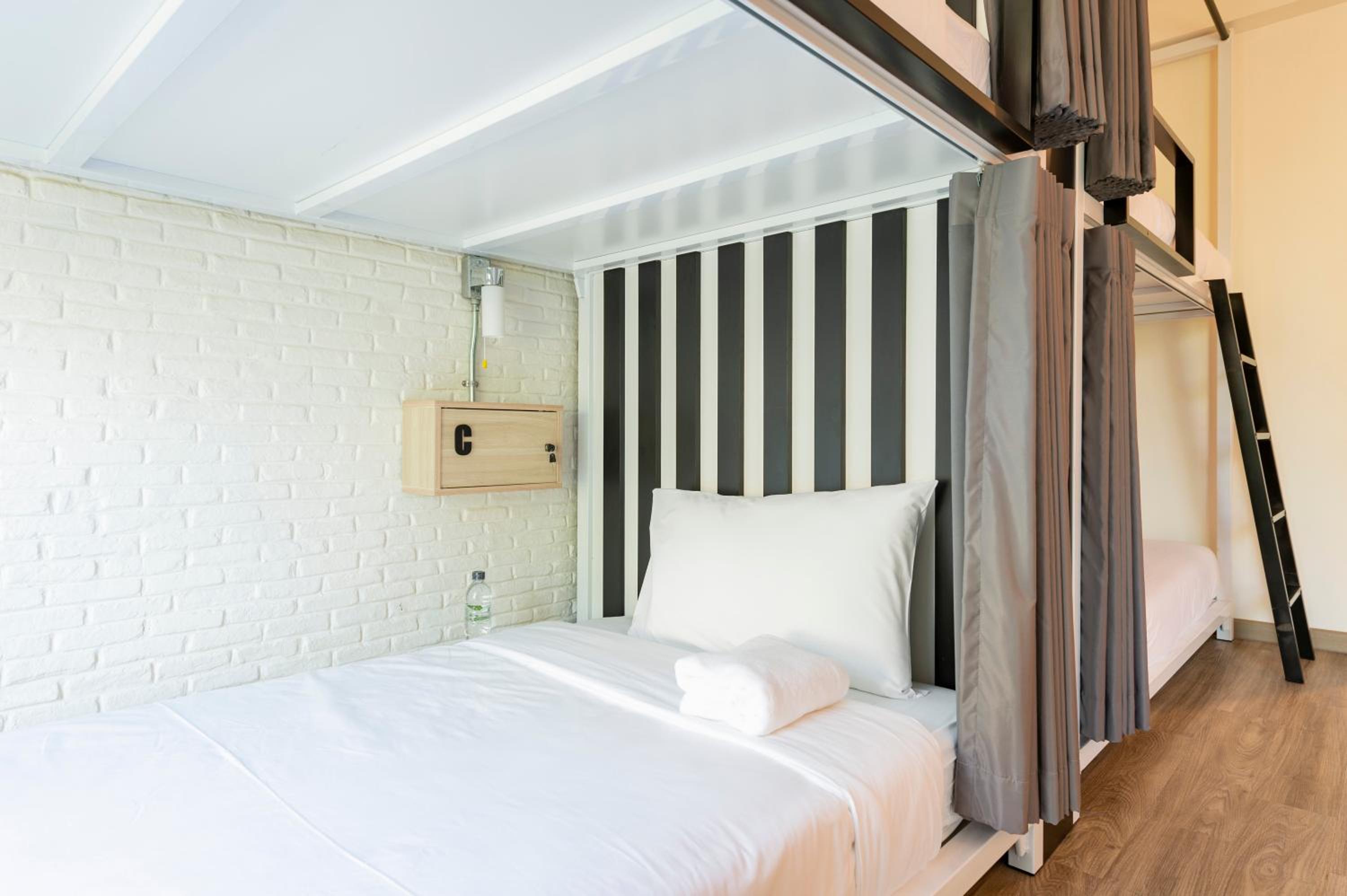 Quadruple Room with Private Bathroom photo 2