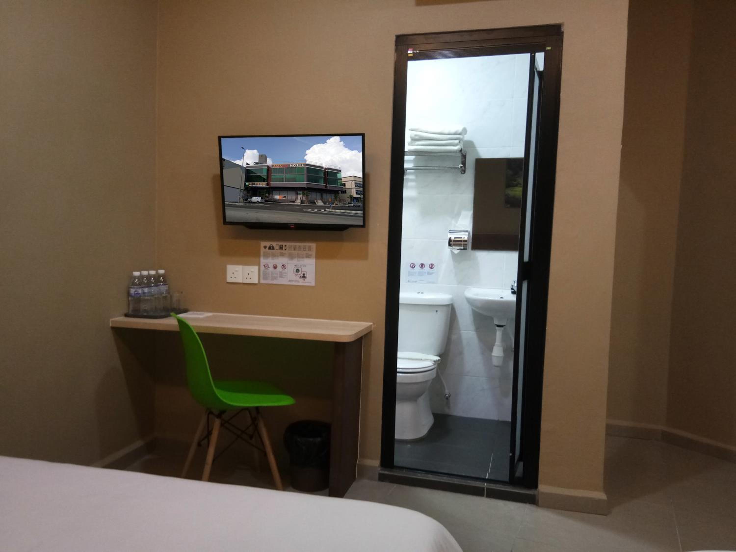 Quad Room (No Window) photo 2