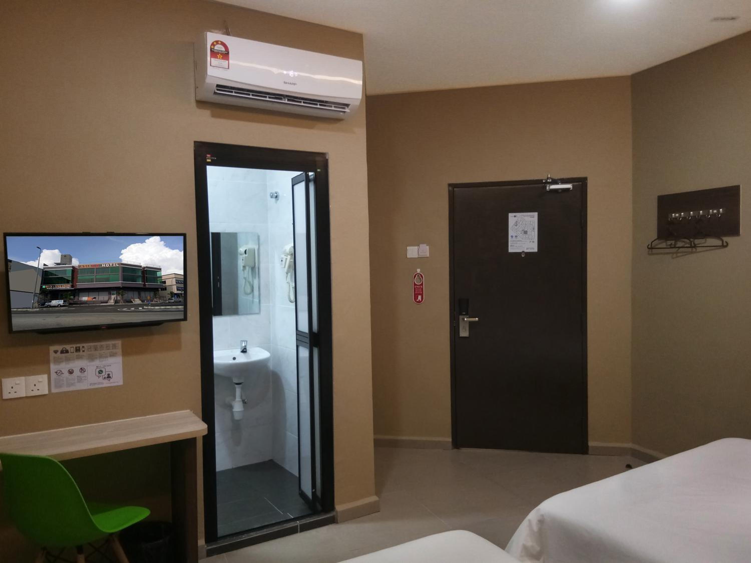 Quad Room (No Window) photo 3