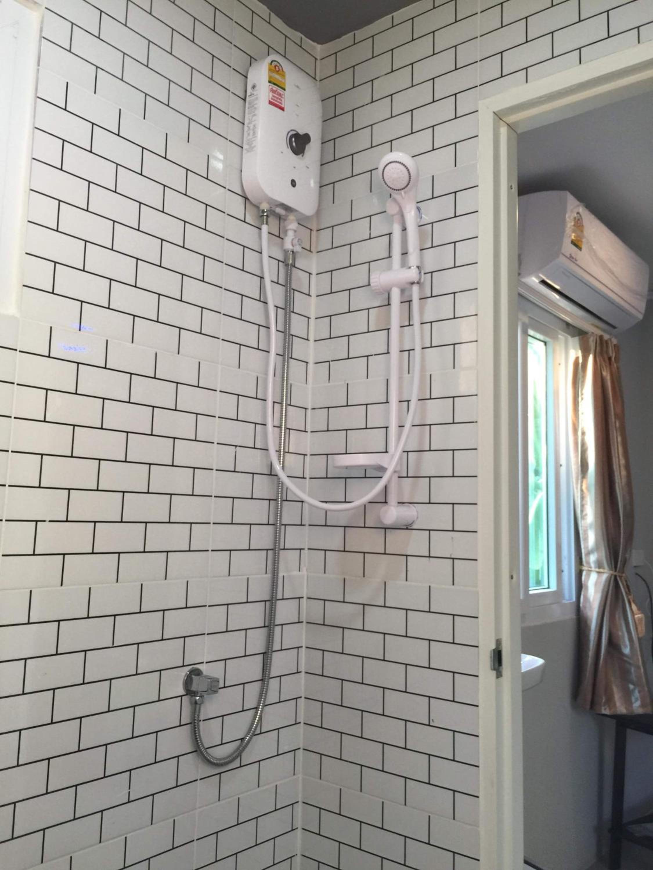 Budget Double Room with Private Bathroom - Photo 11